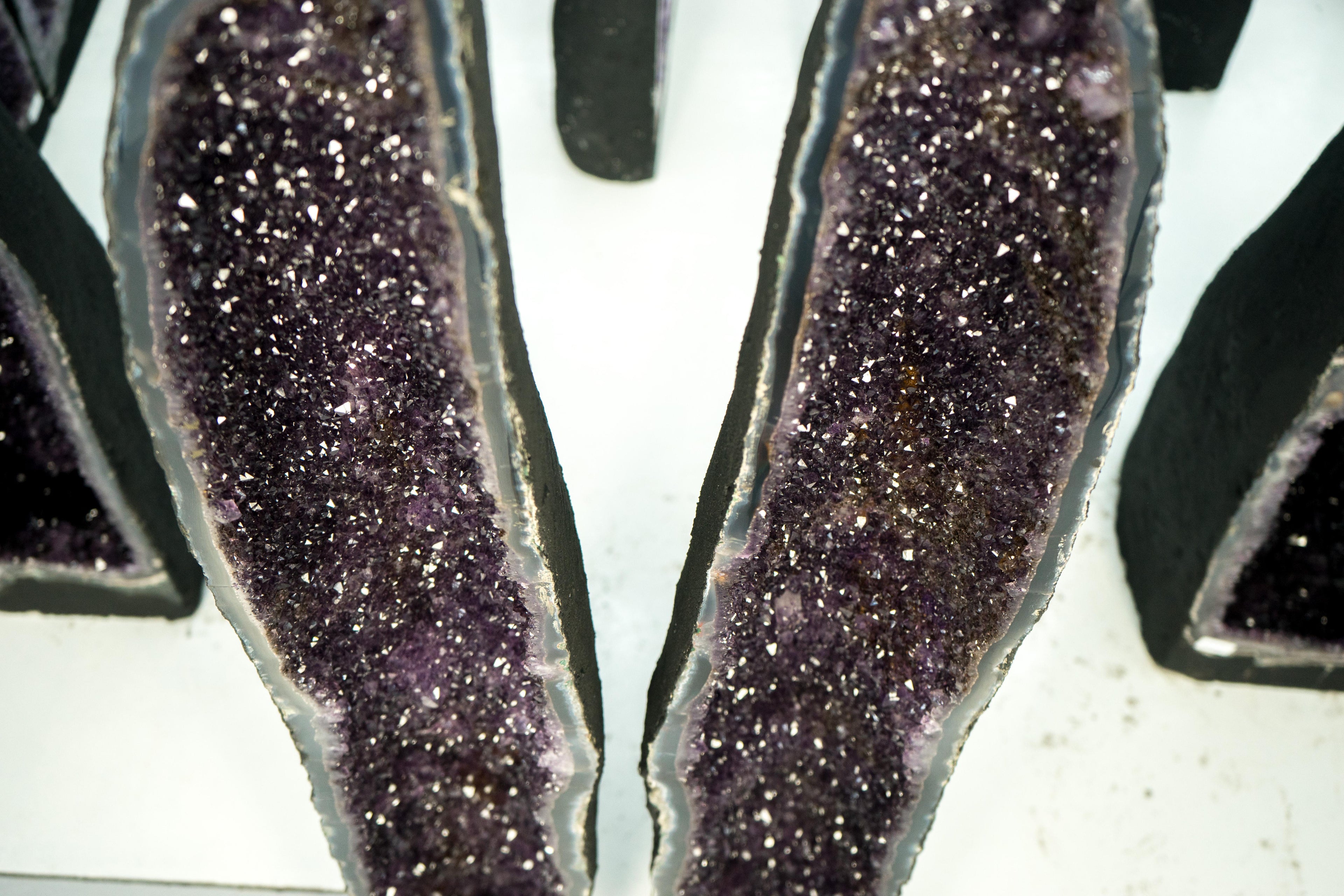 https://a.1stdibscdn.com/pair-of-straight-x-tall-amethyst-geodes-with-sparkly-purple-amethyst-and-agate-for-sale-picture-5/f_85162/f_386443621709230446125/Geodo_Alto_Ametista_MOL026_203_master.jpg