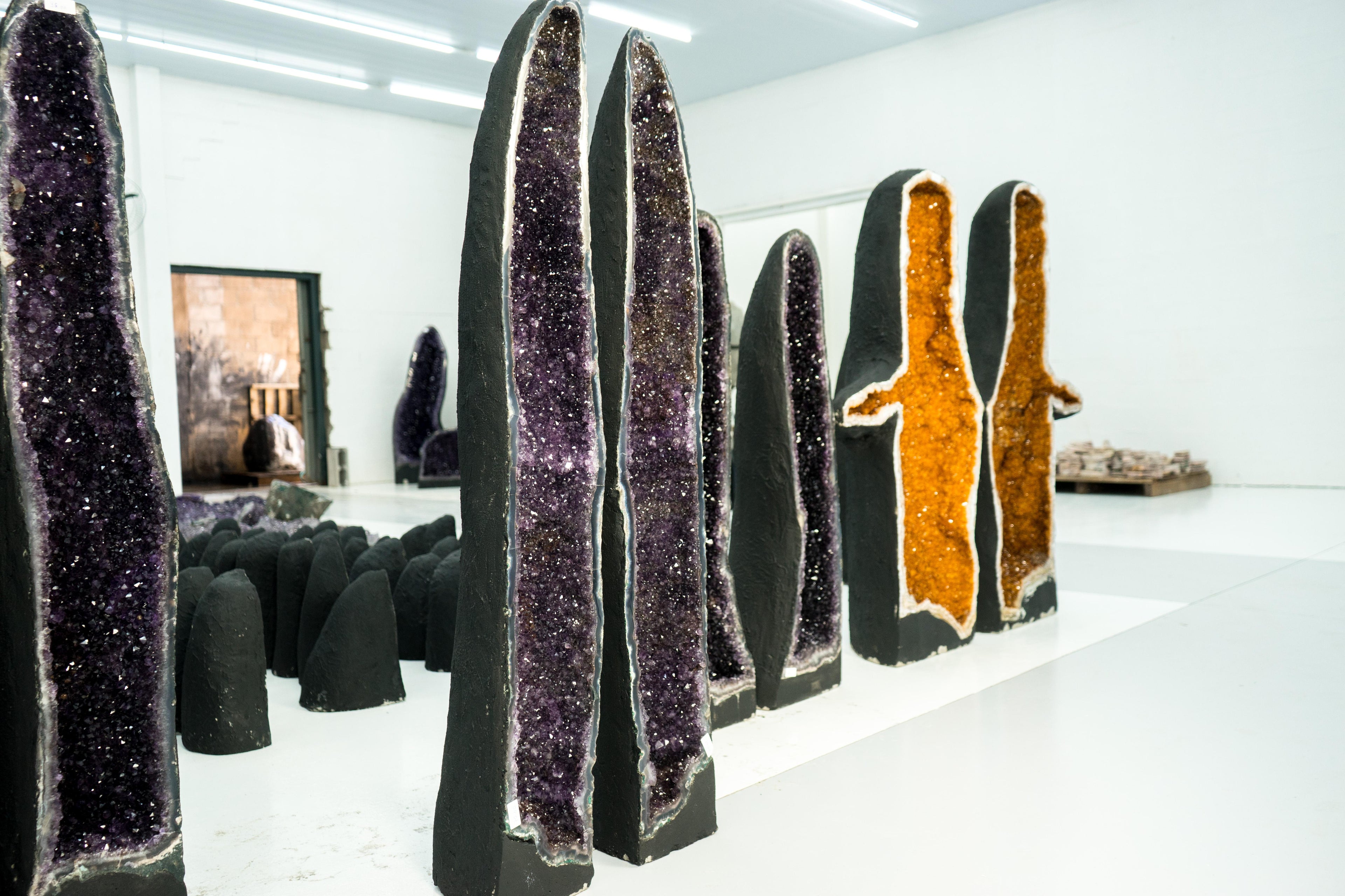 https://a.1stdibscdn.com/pair-of-straight-x-tall-amethyst-geodes-with-sparkly-purple-amethyst-and-agate-for-sale-picture-4/f_85162/f_386443621709230445891/Geodo_Alto_Ametista_MOL026_204_master.jpg