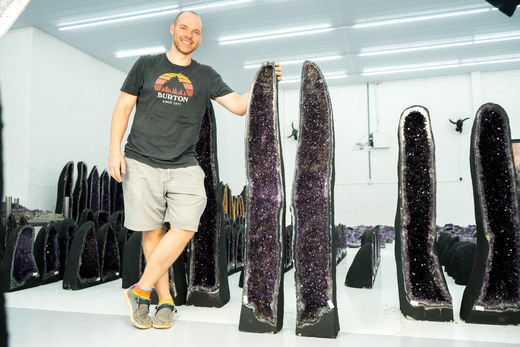https://a.1stdibscdn.com/pair-of-straight-x-tall-amethyst-geodes-with-sparkly-purple-amethyst-and-agate-for-sale-picture-2/f_85162/f_386443621709230445949/Geodo_Alto_Ametista_MOL026_206_master.jpg