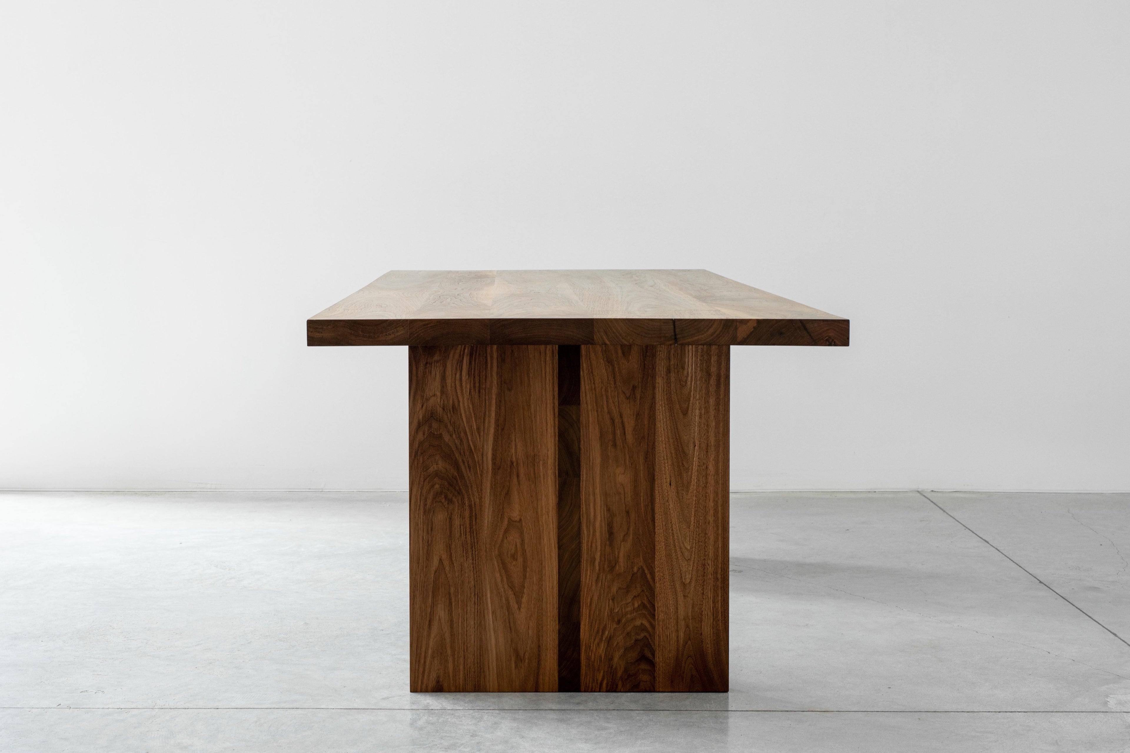 https://a.1stdibscdn.com/georgia-walnut-dining-table-by-autonomous-furniture-for-sale-picture-5/f_77532/f_370945421700029346295/Georgia_table_4_sm_master.jpg