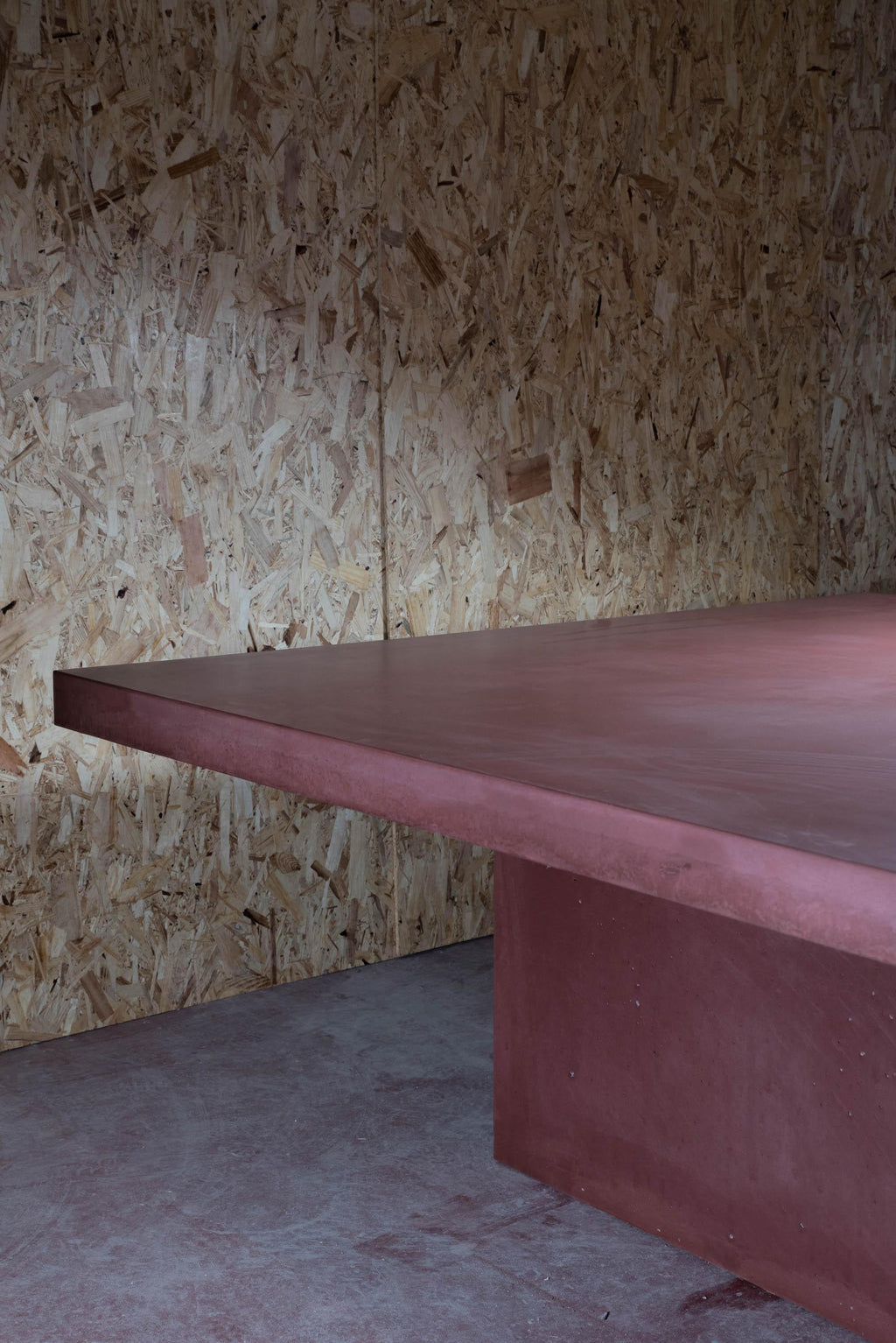 https://a.1stdibscdn.com/21st-century-giorgione-180-red-concrete-dining-table-100-handcrafted-in-italy-for-sale-picture-3/f_38941/f_236379821620131474014/Giorgione_180x180_brick_particolare_master.jpg