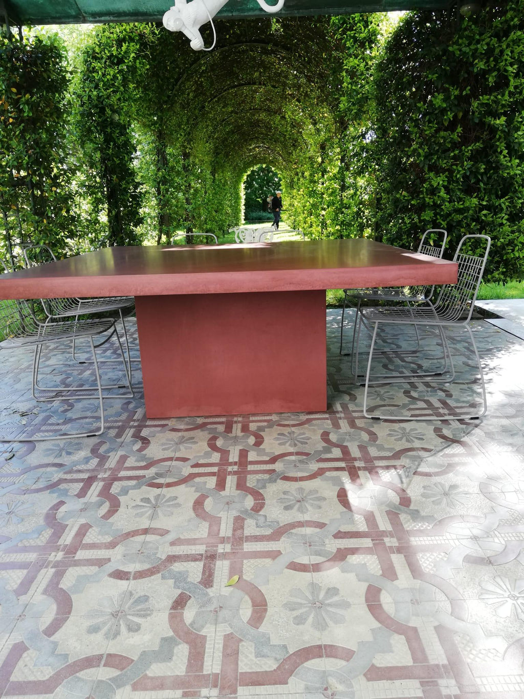https://a.1stdibscdn.com/21st-century-giorgione-180-red-concrete-dining-table-100-handcrafted-in-italy-for-sale-picture-5/f_38941/f_236379821621243239999/Giorgione_180x180_outdoor_2__master.jpeg