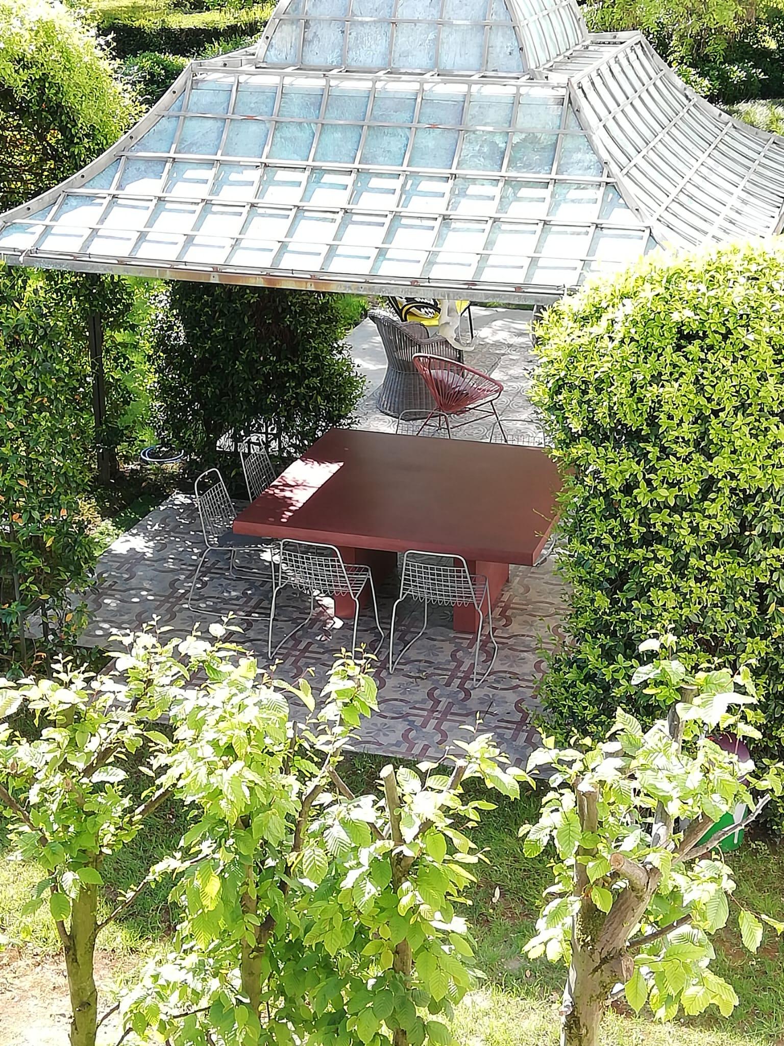 https://a.1stdibscdn.com/21st-century-giorgione-180-red-concrete-dining-table-100-handcrafted-in-italy-for-sale-picture-4/f_38941/f_236379821621243226438/Giorgione_180x180_outdoor_master.jpeg