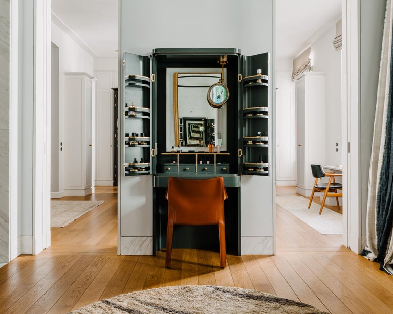 https://a.1stdibscdn.com/tel-aviv-dining-table-by-gisbert-poppler-for-sale-picture-11/f_12192/f_340707421682953235350/GisbertPoeppler_BerlinerZimmer_07_master.jpg?width=768