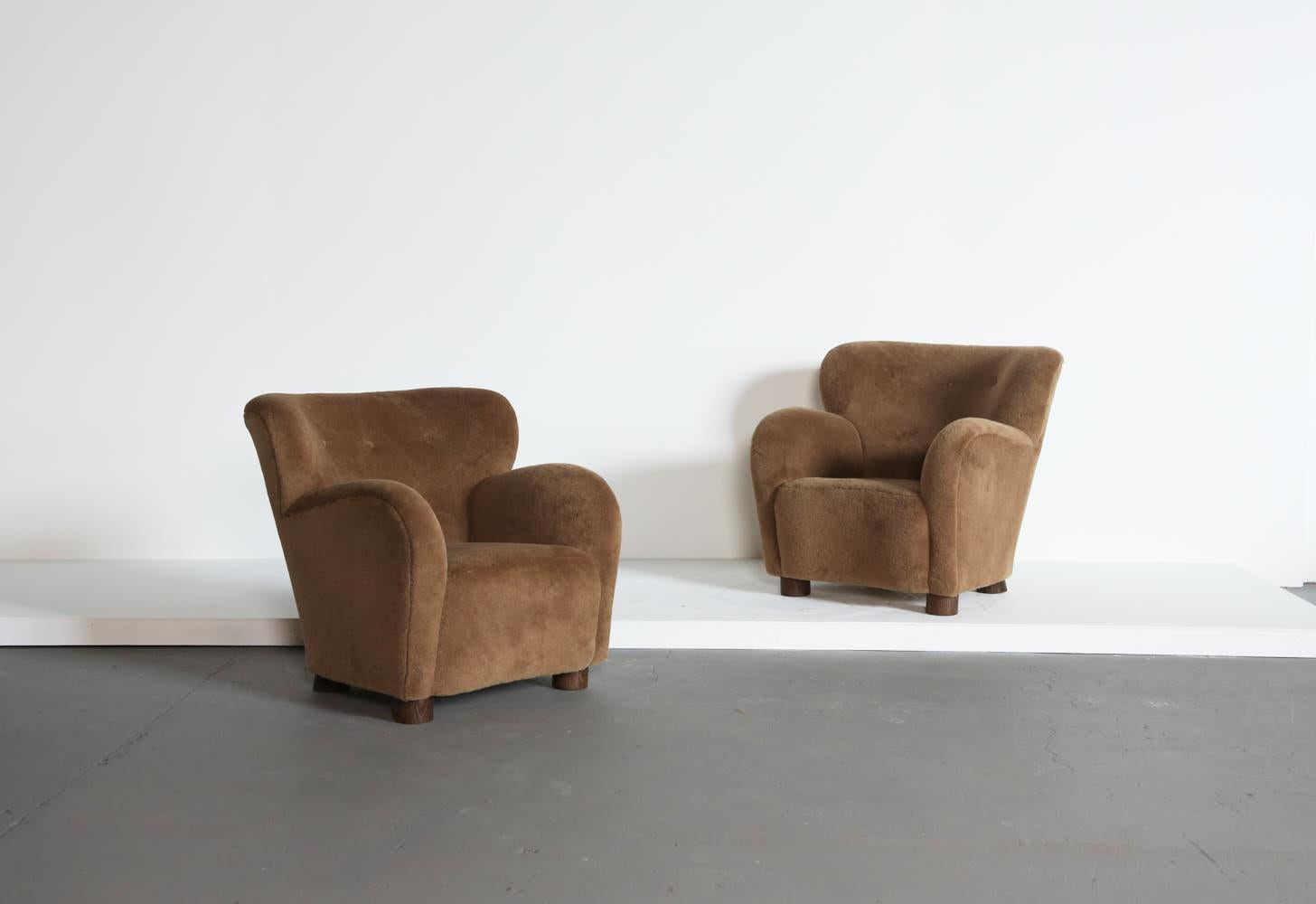 https://a.1stdibscdn.com/pair-of-lounge-chairs-armchairs-upholstered-in-pure-alpaca-for-sale-picture-3/f_22593/f_436814221739868610121/Golden_Brown_Alpaca_Floral_Armchairs_2_25_1_master.jpg