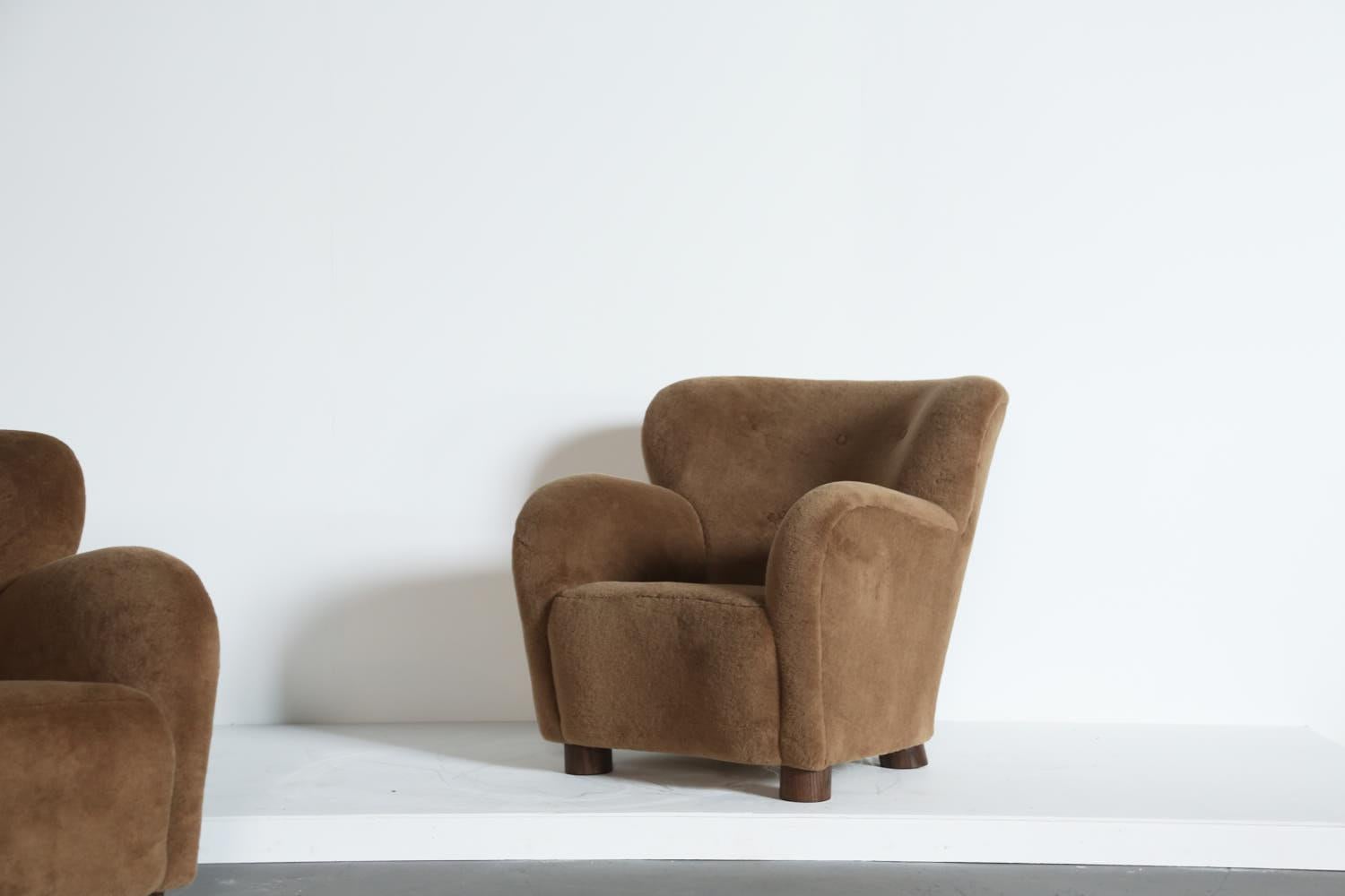 https://a.1stdibscdn.com/pair-of-lounge-chairs-armchairs-upholstered-in-pure-alpaca-for-sale-picture-4/f_22593/f_436814221739868617390/Golden_Brown_Alpaca_Floral_Armchairs_2_25_2_master.jpg