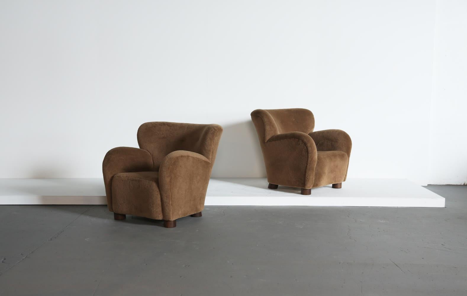 https://a.1stdibscdn.com/pair-of-lounge-chairs-armchairs-upholstered-in-pure-alpaca-for-sale-picture-2/f_22593/f_436814221739868598638/Golden_Brown_Alpaca_Floral_Armchairs_2_25_4_master.jpg
