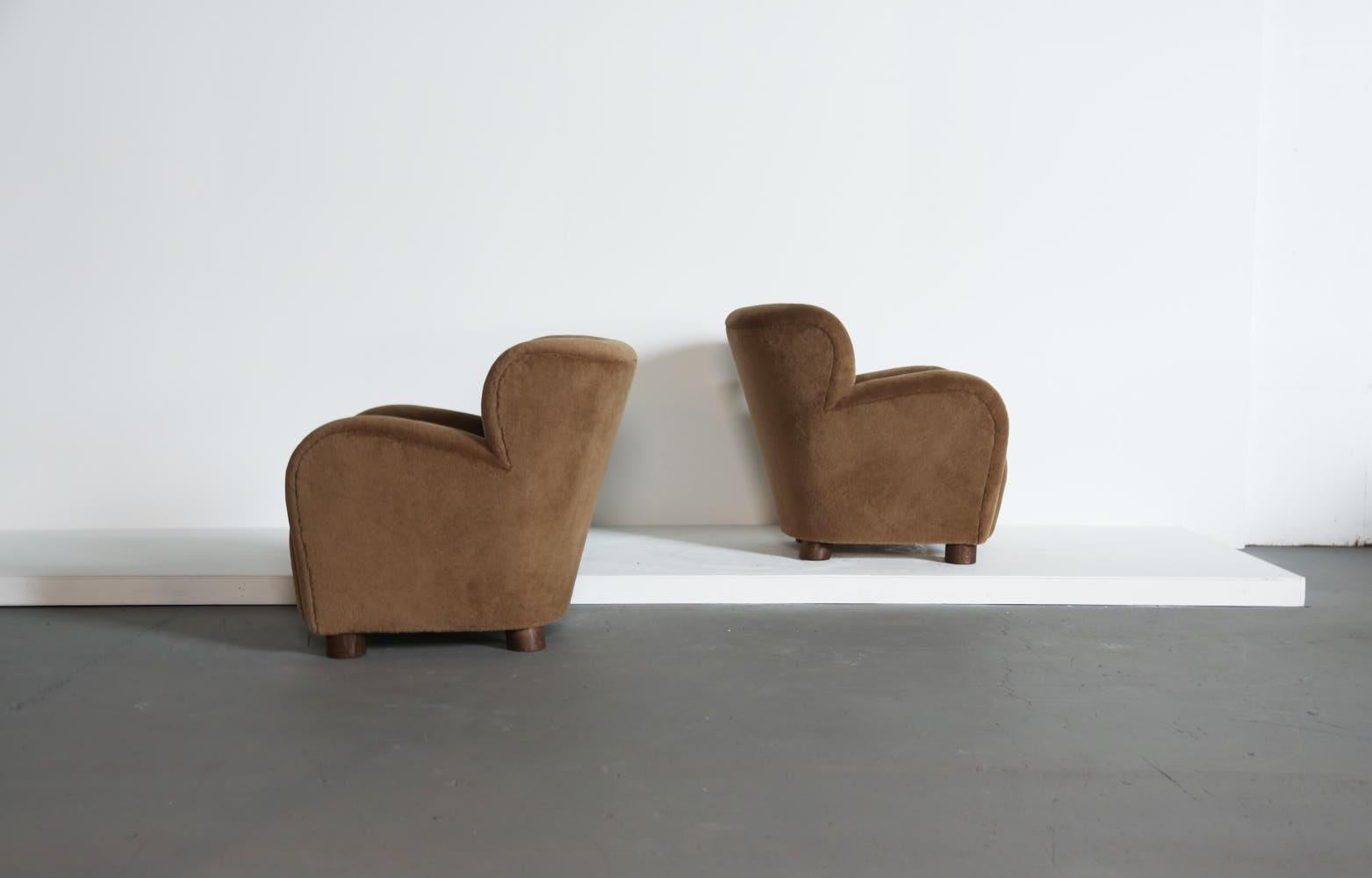 https://a.1stdibscdn.com/pair-of-lounge-chairs-armchairs-upholstered-in-pure-alpaca-for-sale-picture-5/f_22593/f_436814221739868625315/Golden_Brown_Alpaca_Floral_Armchairs_2_25_5_master.jpg