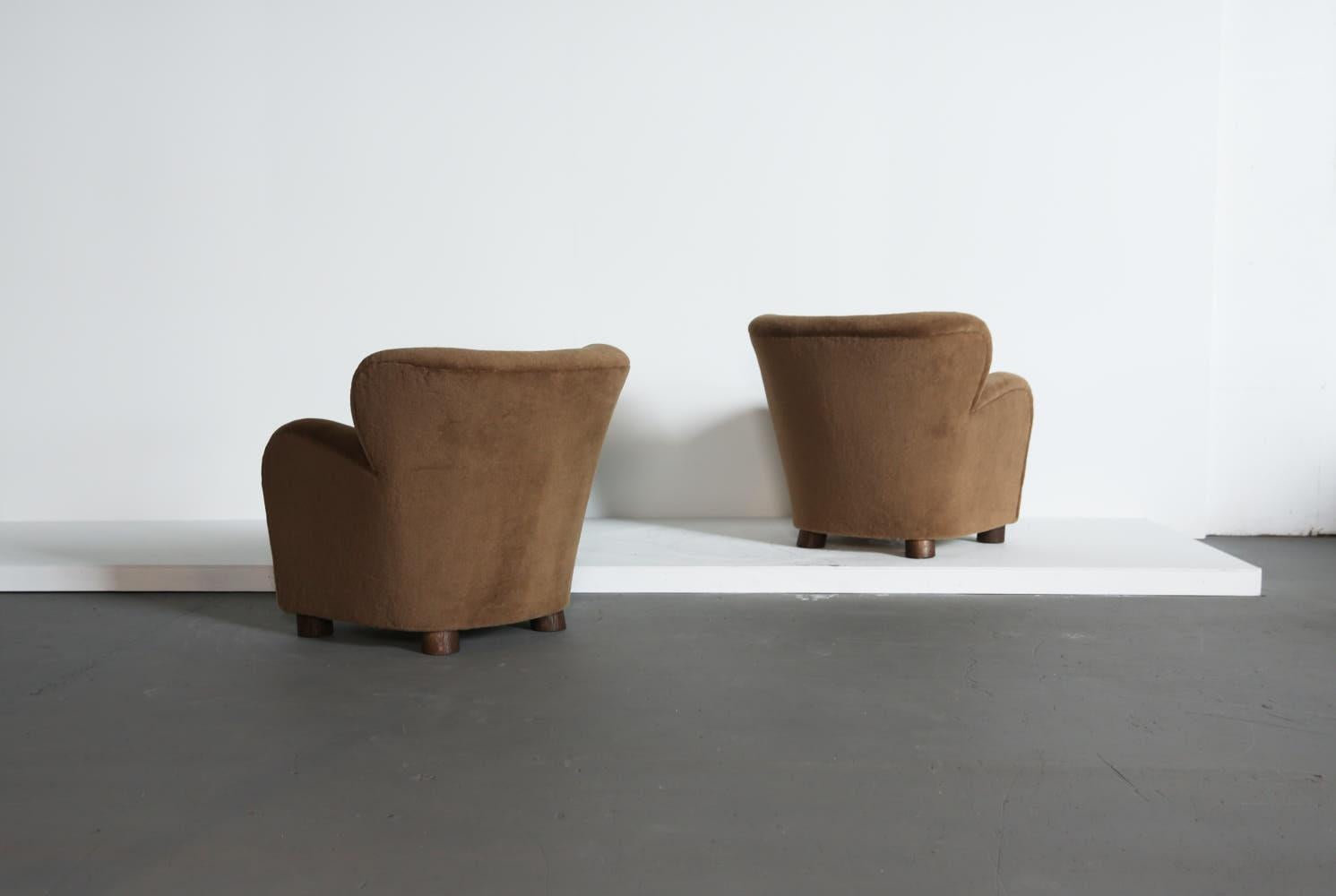 https://a.1stdibscdn.com/pair-of-lounge-chairs-armchairs-upholstered-in-pure-alpaca-for-sale-picture-6/f_22593/f_436814221739868625288/Golden_Brown_Alpaca_Floral_Armchairs_2_25_6_master.jpg