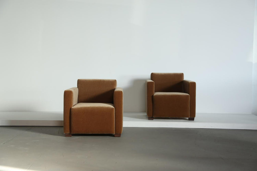https://a.1stdibscdn.com/a-pair-of-angular-armchairs-upholstered-in-pure-mohair-for-sale-picture-9/f_22593/f_437352321740084070738/Golden_Brown_Mohair_Angular_Club_Chairs_2_25_11_master.jpg