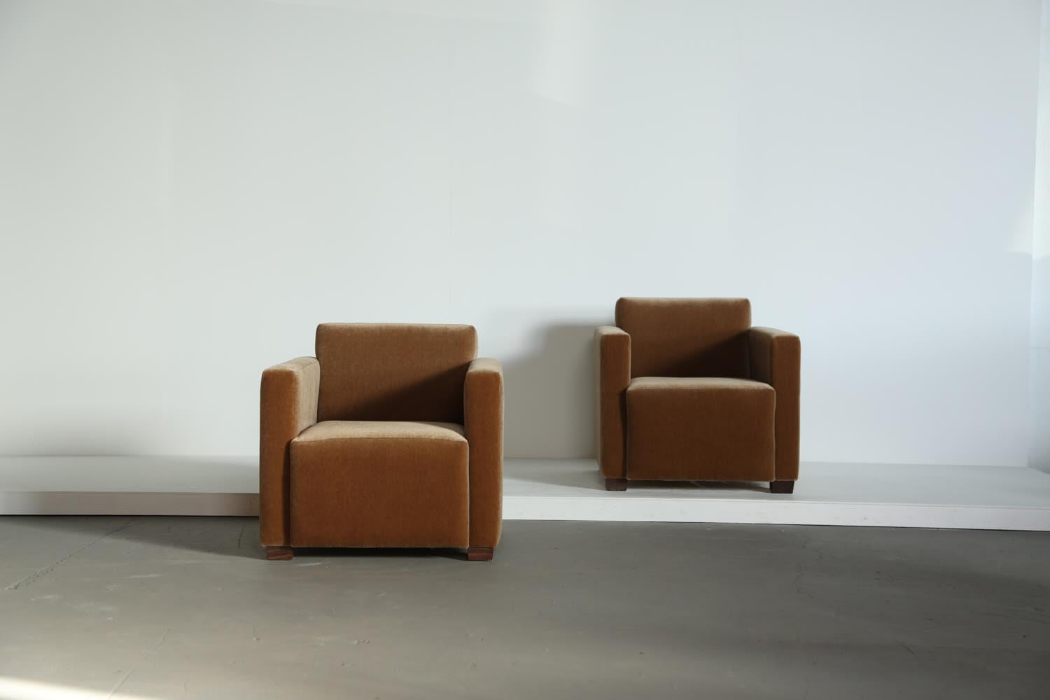 https://a.1stdibscdn.com/a-pair-of-angular-armchairs-upholstered-in-pure-mohair-for-sale-picture-9/f_22593/f_437352321740084070738/Golden_Brown_Mohair_Angular_Club_Chairs_2_25_11_master.jpg