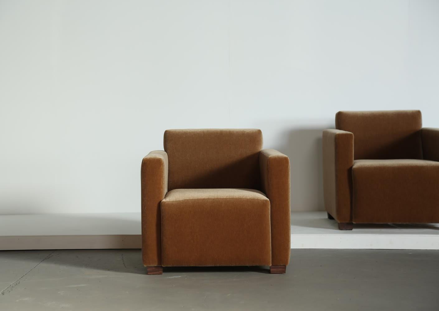 https://a.1stdibscdn.com/a-pair-of-angular-armchairs-upholstered-in-pure-mohair-for-sale-picture-10/f_22593/f_437352321740084103395/Golden_Brown_Mohair_Angular_Club_Chairs_2_25_12_master.jpg