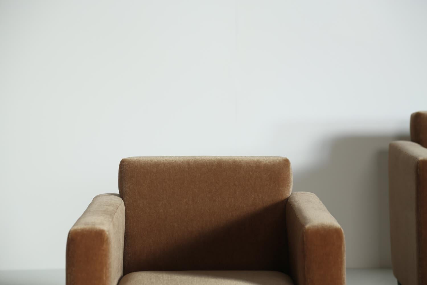 https://a.1stdibscdn.com/a-pair-of-angular-armchairs-upholstered-in-pure-mohair-for-sale-picture-11/f_22593/f_437352321740084103355/Golden_Brown_Mohair_Angular_Club_Chairs_2_25_13_master.jpg