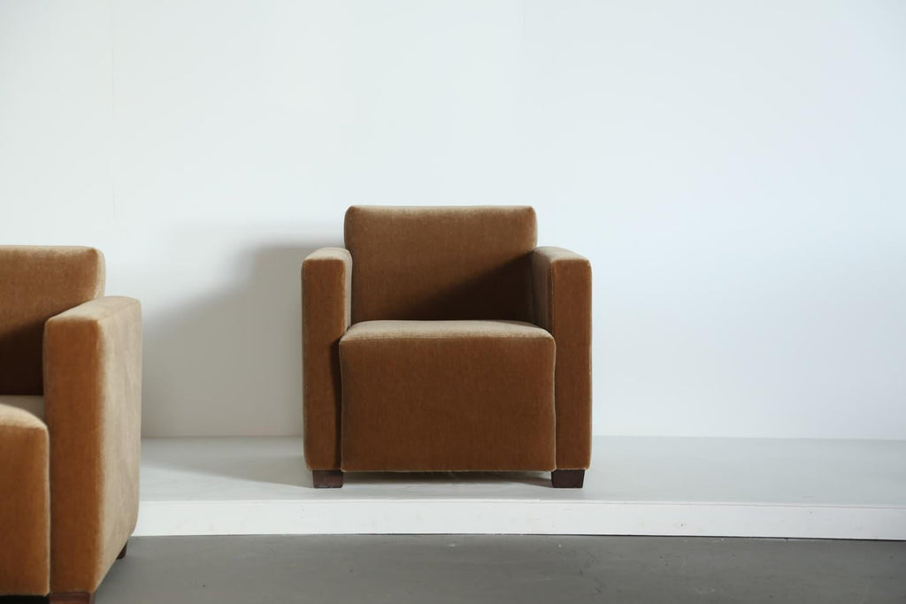 https://a.1stdibscdn.com/a-pair-of-angular-armchairs-upholstered-in-pure-mohair-for-sale-picture-12/f_22593/f_437352321740084103494/Golden_Brown_Mohair_Angular_Club_Chairs_2_25_14_master.jpg