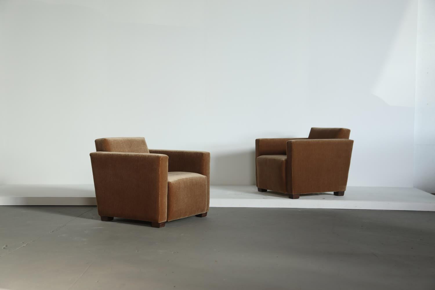 https://a.1stdibscdn.com/a-pair-of-angular-armchairs-upholstered-in-pure-mohair-for-sale-picture-2/f_22593/f_437352321740084021078/Golden_Brown_Mohair_Angular_Club_Chairs_2_25_1_master.jpg