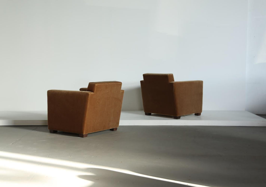 https://a.1stdibscdn.com/a-pair-of-angular-armchairs-upholstered-in-pure-mohair-for-sale-picture-15/f_22593/f_437352321740084140505/Golden_Brown_Mohair_Angular_Club_Chairs_2_25_21_master.jpg