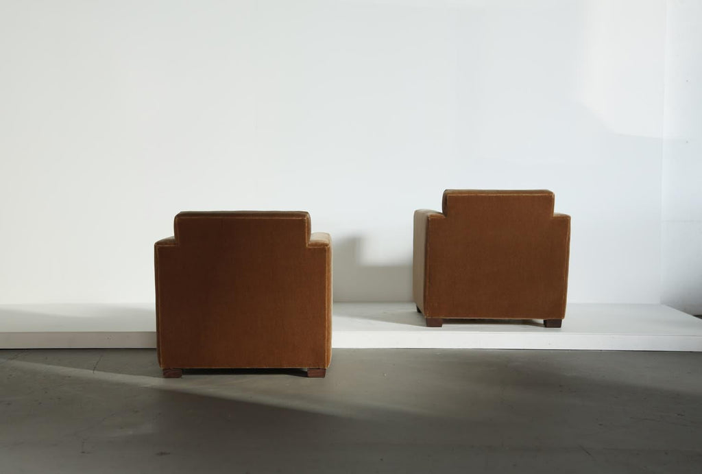 https://a.1stdibscdn.com/a-pair-of-angular-armchairs-upholstered-in-pure-mohair-for-sale-picture-16/f_22593/f_437352321740084151365/Golden_Brown_Mohair_Angular_Club_Chairs_2_25_23_master.jpg