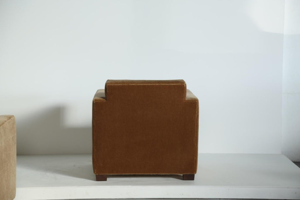 https://a.1stdibscdn.com/an-angular-armchair-upholstered-in-com-for-sale-picture-9/f_22593/f_458895921752593195320/Golden_Brown_Mohair_Angular_Club_Chairs_2_25_24_master.jpg