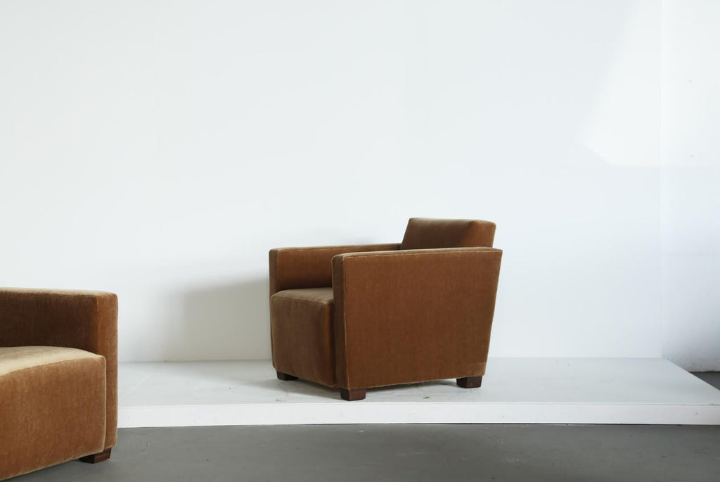 https://a.1stdibscdn.com/a-pair-of-angular-armchairs-upholstered-in-pure-mohair-for-sale-picture-4/f_22593/f_437352321740084060841/Golden_Brown_Mohair_Angular_Club_Chairs_2_25_5_master.jpg