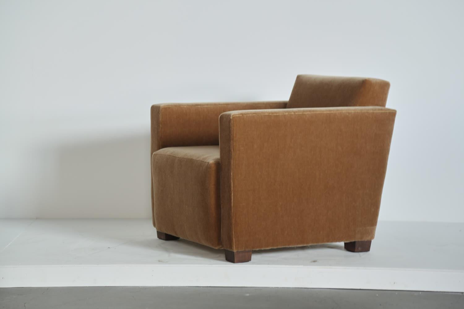 https://a.1stdibscdn.com/an-angular-armchair-upholstered-in-com-for-sale-picture-3/f_22593/f_458895921752593193062/Golden_Brown_Mohair_Angular_Club_Chairs_2_25_6_master.jpg