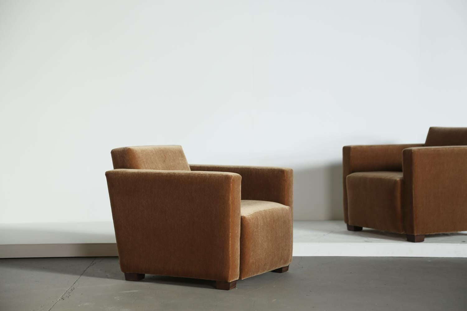 https://a.1stdibscdn.com/a-pair-of-angular-armchairs-upholstered-in-pure-mohair-for-sale-picture-6/f_22593/f_437352321740084061190/Golden_Brown_Mohair_Angular_Club_Chairs_2_25_7_master.jpg