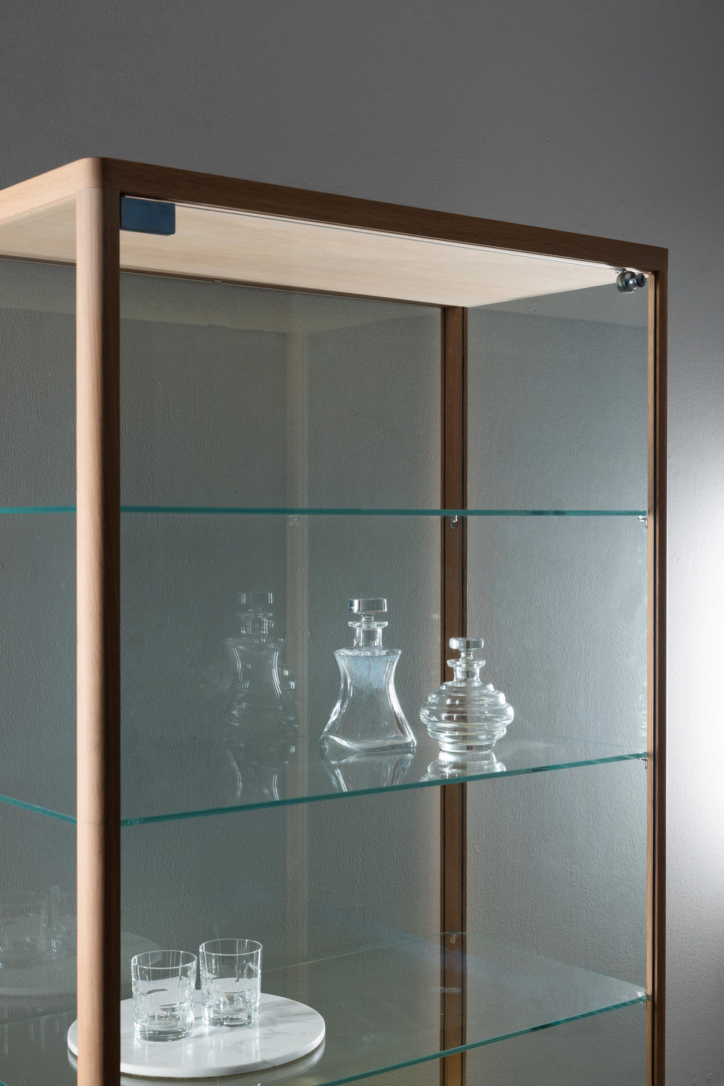 https://a.1stdibscdn.com/modern-venise-showcase-miel-onyx-oak-handmade-in-portugal-by-greenapple-for-sale-picture-5/f_53532/f_455349021750419162934/Greenapple020_master.jpg