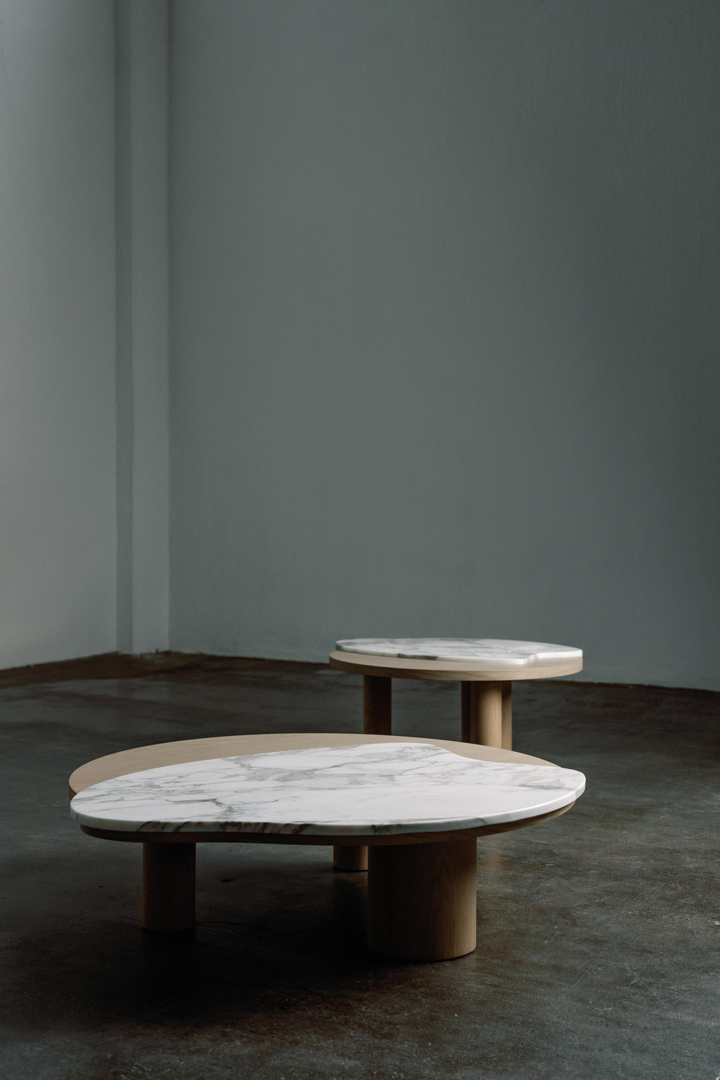 https://a.1stdibscdn.com/modern-bordeira-nesting-coffee-tables-travertine-handmade-portugal-greenapple-for-sale-picture-5/f_53532/f_416487921748613134193/Greenapple_Ambientes020_Editar_master.jpg