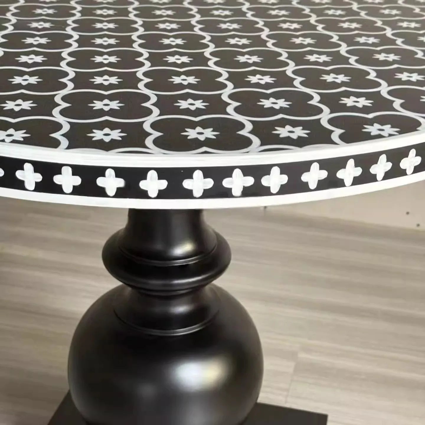 Modern Round Solid Wood Dining Table With Shell Inlay Base