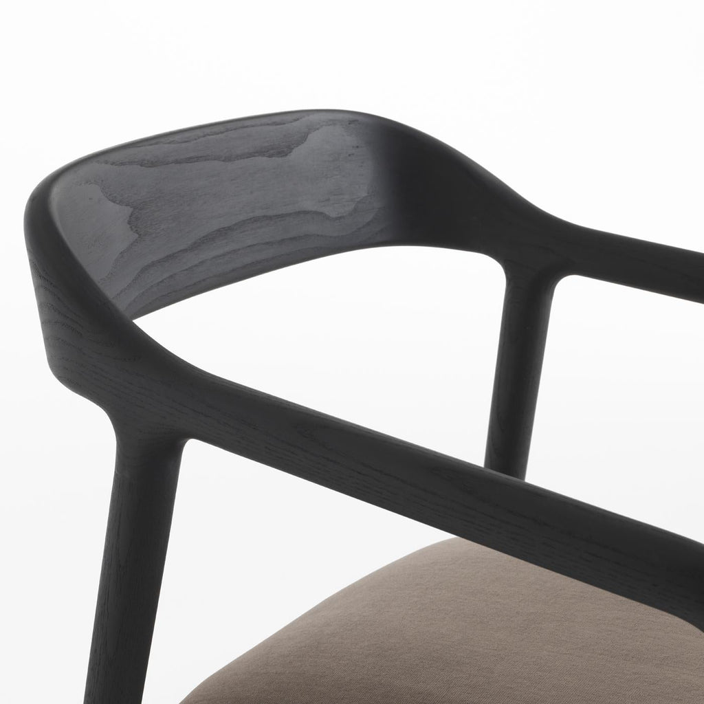 https://a.1stdibscdn.com/velasca-beige-chair-by-studio-balutto-for-sale-picture-3/f_17062/f_163230721570007137228/HORMPN_006_B20190731_7_d220jk_master.jpg