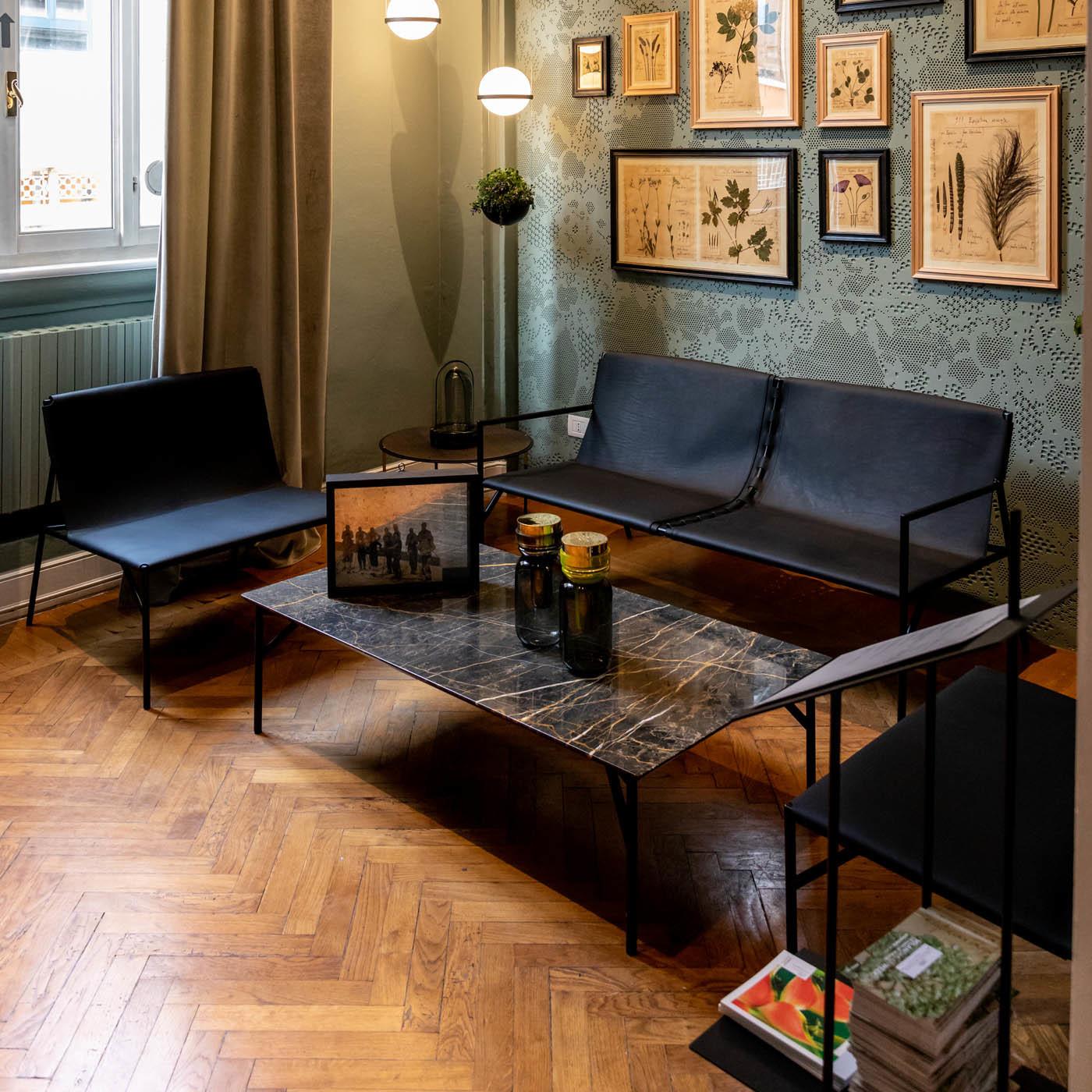 https://a.1stdibscdn.com/tout-le-jour-black-sofa-by-marc-thorpe-for-sale-picture-4/f_17062/f_163270921570028360982/HORMPN_093_D20190731_7_1wjckth_master.jpg