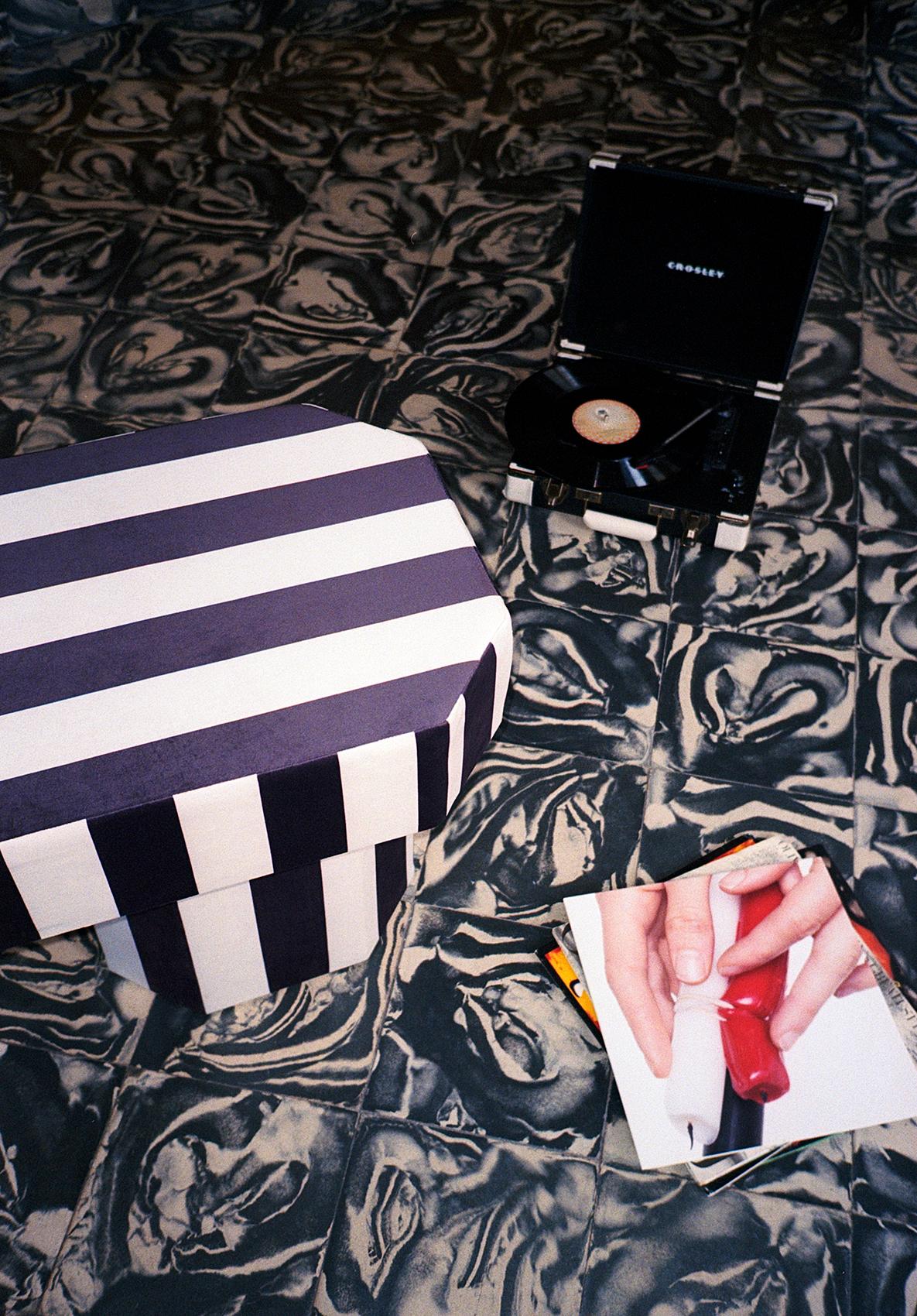 https://a.1stdibscdn.com/viva-stripe-black-and-white-bench-by-houtique-for-sale-picture-11/f_12192/f_349874621687901927222/HOUTIQUE_VIVA_BENCH_LOWRES19_master.jpg