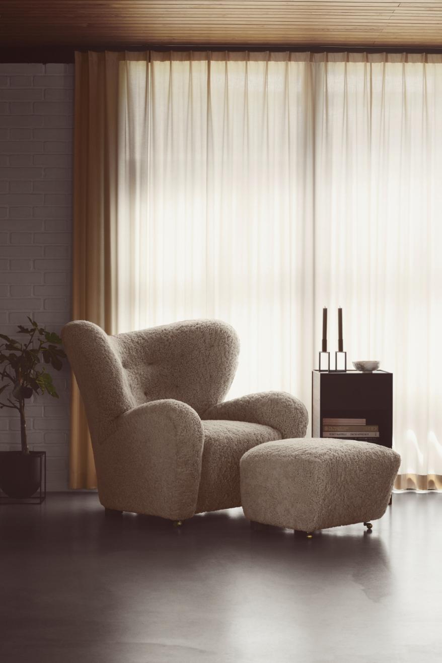 https://a.1stdibscdn.com/set-of-4-off-white-sheepskin-the-tired-man-lounge-chair-by-lassen-for-sale-picture-14/f_12192/f_329311121677159377228/H_eg_M_ller_20_06_23_byLassen_AW2010367_copy_master.jpg
