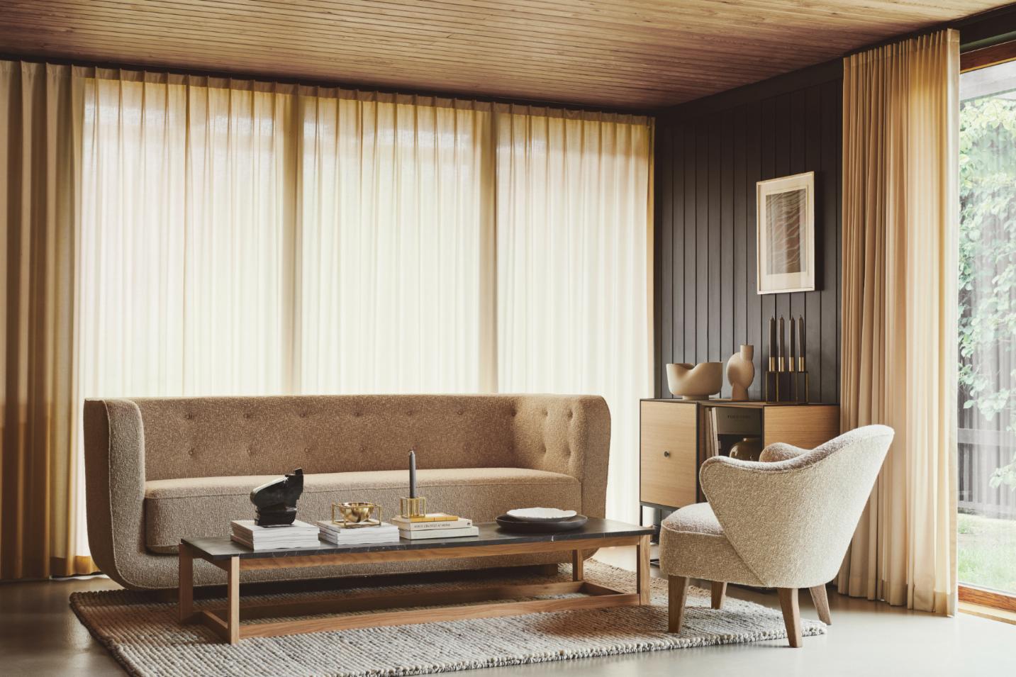 https://a.1stdibscdn.com/off-white-sheepskin-and-smoked-oak-vilhelm-sofa-by-lassen-for-sale-picture-8/f_12192/f_329296421677154037565/H_eg_M_ller_20_09_28_byLassen_sept_20200661_copy_master.jpg