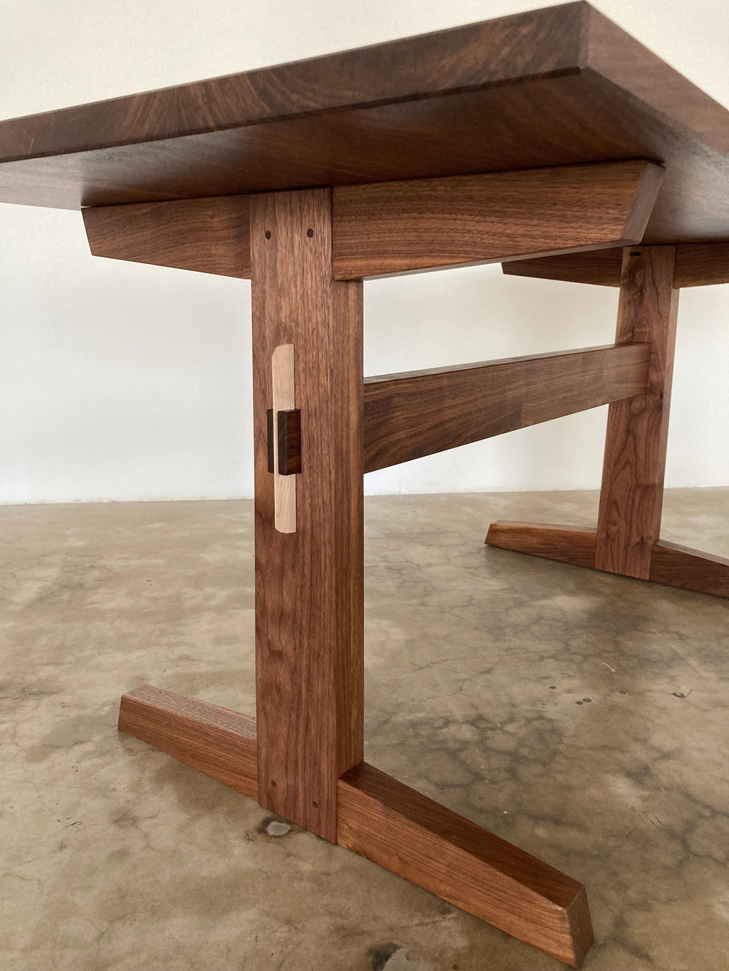 https://a.1stdibscdn.com/hana-walnut-trestle-dining-table-in-stock-for-sale-picture-8/f_49771/f_42842672/Hana_Trestle_San_Leandro_1734641783703_master.jpg