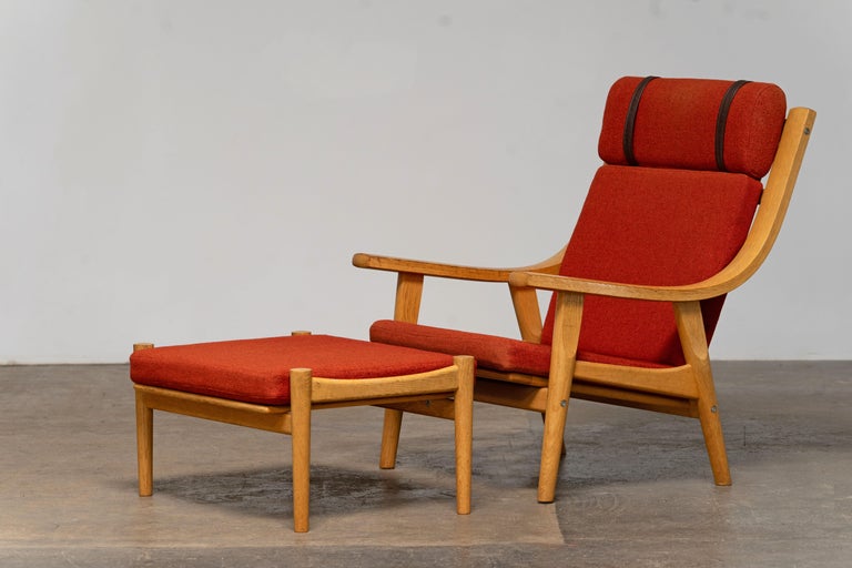 https://a.1stdibscdn.com/oak-lounge-chair-and-ottoman-by-hans-j-wegner-getama-ge530-denmark-1970s-for-sale-picture-2/f_58942/f_499422421777799984222/Hans_J_Wegner_GE530_Loungesessel_und_Ottomane_aus_Eiche_und_gru_nem_Leder_GETAMA_4_master.jpg?width=768