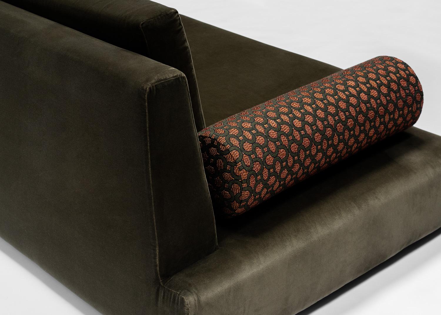 https://a.1stdibscdn.com/podium-sofa-for-sale-picture-3/f_96102/f_377731021704304774087/Hauvette_Madani_Podium_Sofa_Metaphores_Dedar_II_master.jpg