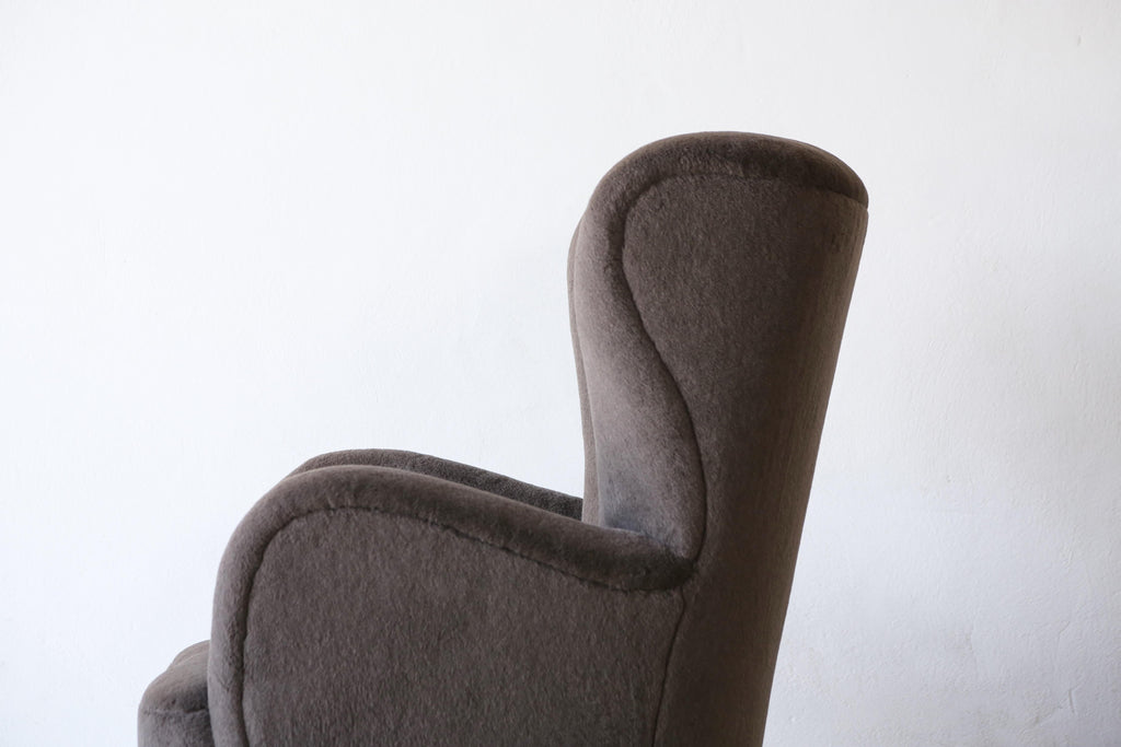 https://a.1stdibscdn.com/a-high-back-arm-chair-upholstered-in-pure-alpaca-wool-for-sale-picture-4/f_22593/f_352901921689692592359/High_Back_Tall_Lounge_Chair_Brown_Grey_Alpaca_7_23_3_master.jpg