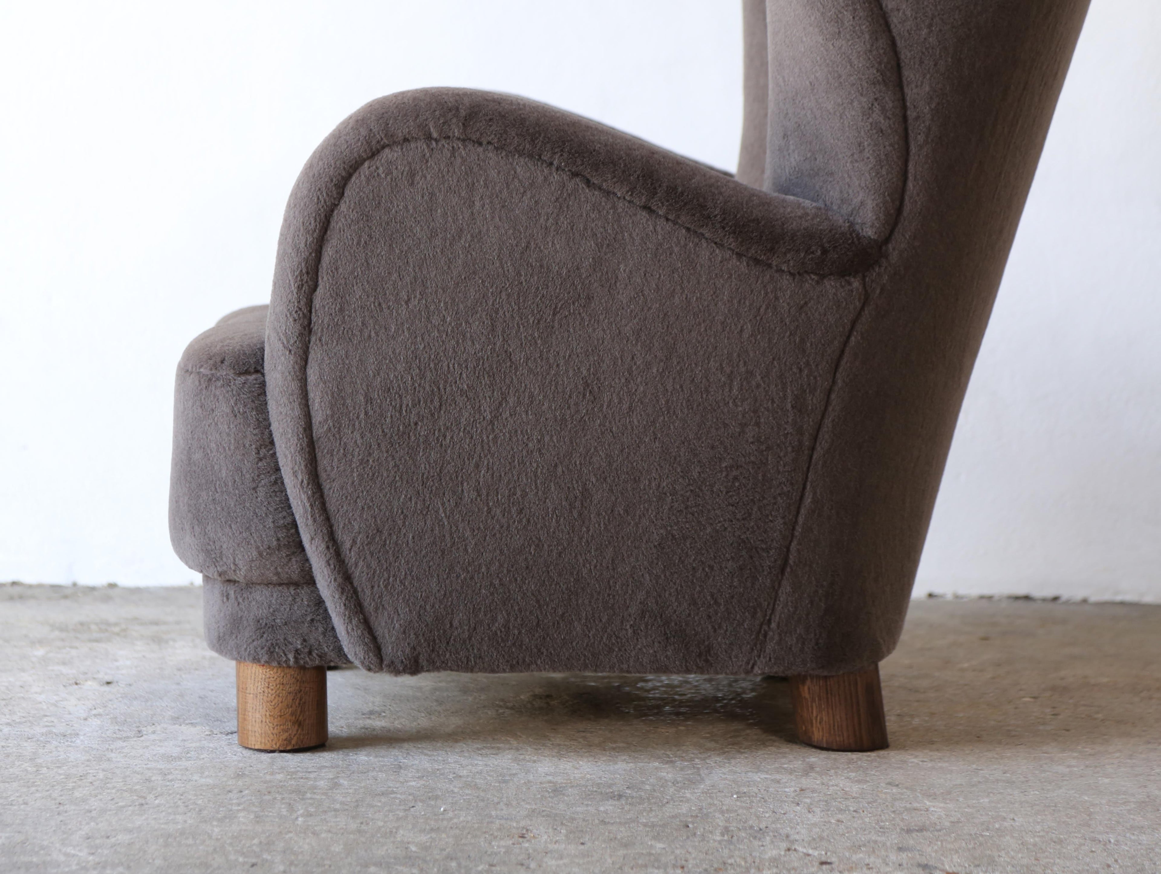 https://a.1stdibscdn.com/a-high-back-arm-chair-upholstered-in-pure-alpaca-wool-for-sale-picture-5/f_22593/f_352901921689692592377/High_Back_Tall_Lounge_Chair_Brown_Grey_Alpaca_7_23_4_master.jpg