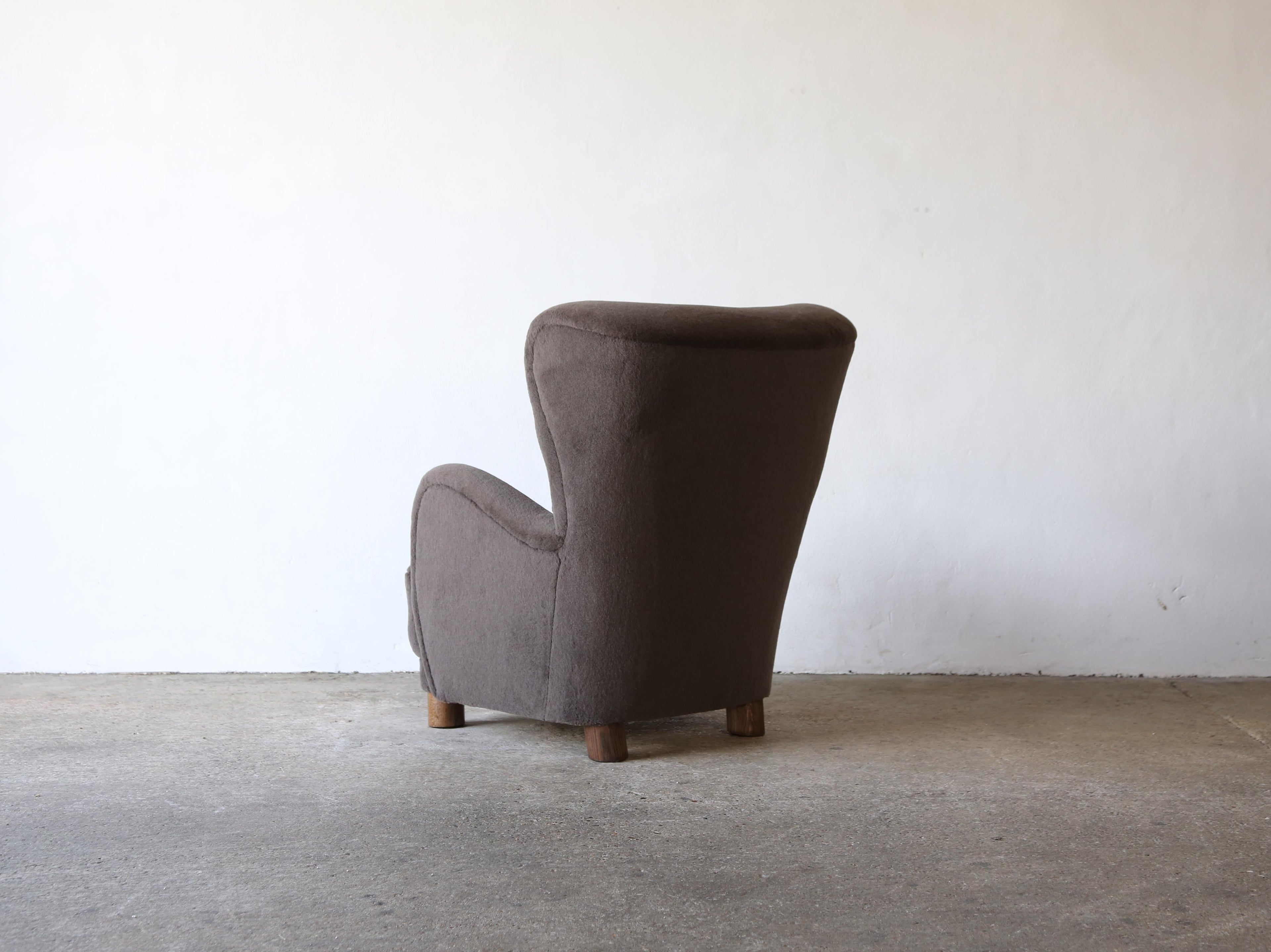 https://a.1stdibscdn.com/a-high-back-arm-chair-upholstered-in-pure-alpaca-wool-for-sale-picture-6/f_22593/f_352901921689692598930/High_Back_Tall_Lounge_Chair_Brown_Grey_Alpaca_7_23_5_master.jpg