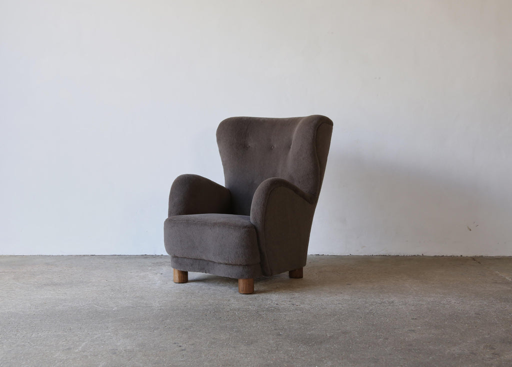 https://a.1stdibscdn.com/a-high-back-arm-chair-upholstered-in-pure-alpaca-wool-for-sale-picture-2/f_22593/f_352901921689692580525/High_Back_Tall_Lounge_Chair_Brown_Grey_Alpaca_7_23_master.jpg