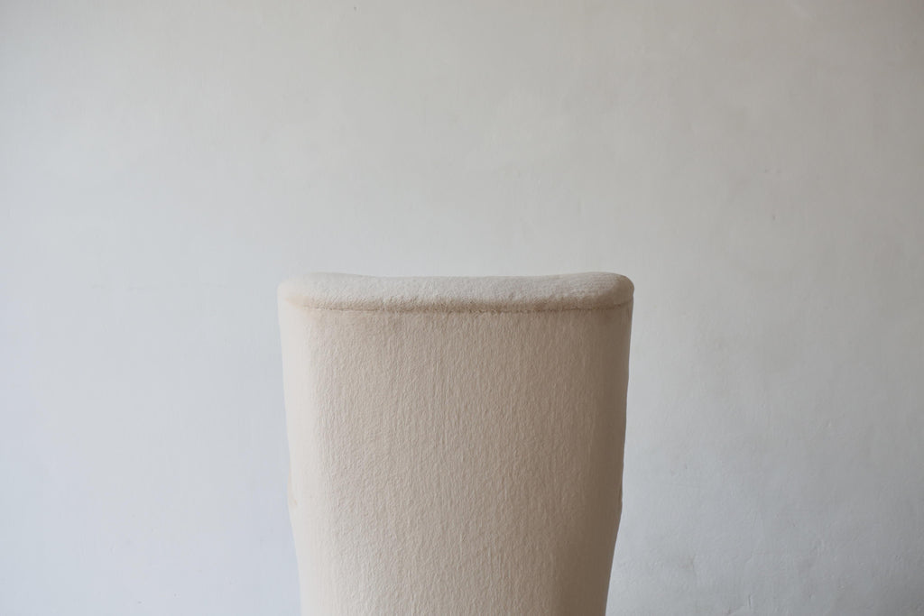 https://a.1stdibscdn.com/high-back-arm-chairs-upholstered-in-pure-alpaca-for-sale-picture-10/f_22593/f_397344421715803947657/High_Tall_Back_Chair_Stone_Alpaca_Single_3_24_10_master.jpg