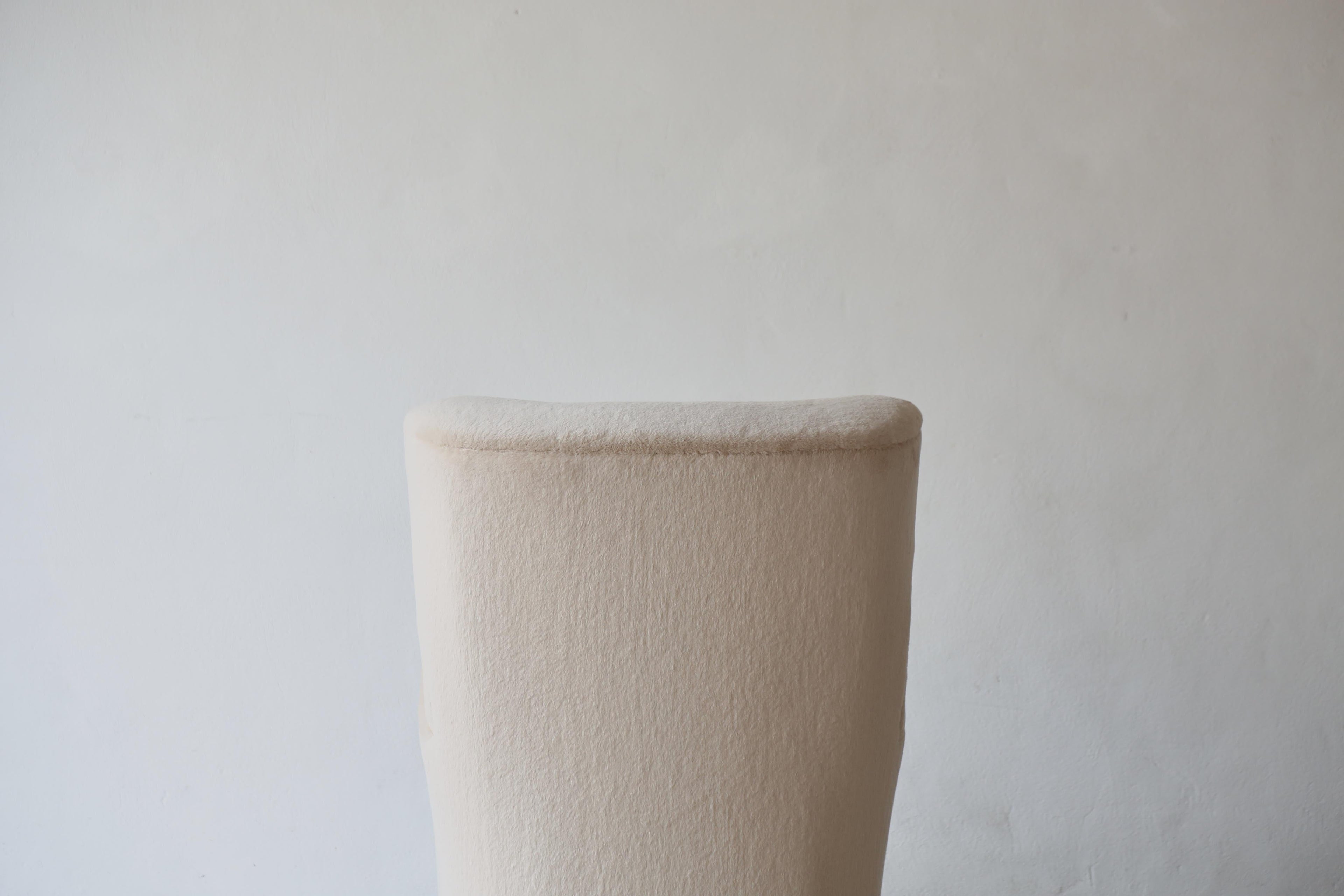 https://a.1stdibscdn.com/high-back-arm-chairs-upholstered-in-pure-alpaca-for-sale-picture-10/f_22593/f_397344421715803947657/High_Tall_Back_Chair_Stone_Alpaca_Single_3_24_10_master.jpg