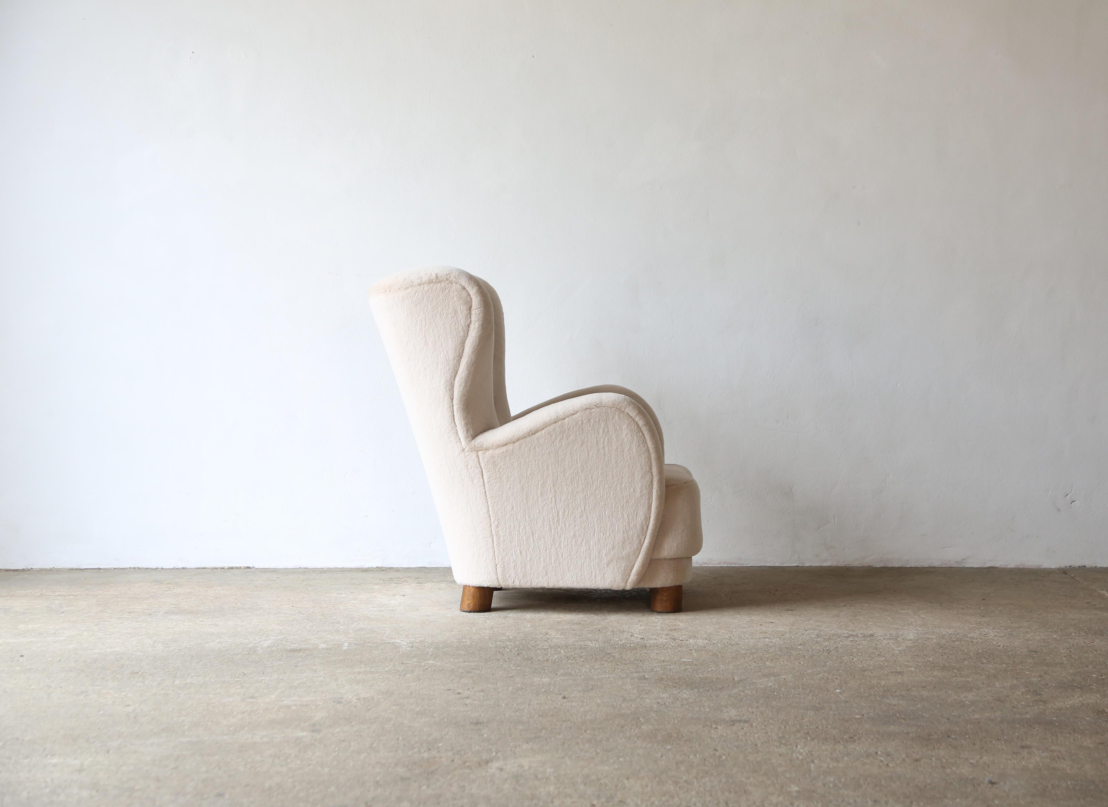 https://a.1stdibscdn.com/high-back-arm-chairs-upholstered-in-pure-alpaca-for-sale-picture-12/f_22593/f_397344421715803947219/High_Tall_Back_Chair_Stone_Alpaca_Single_3_24_12_master.jpg