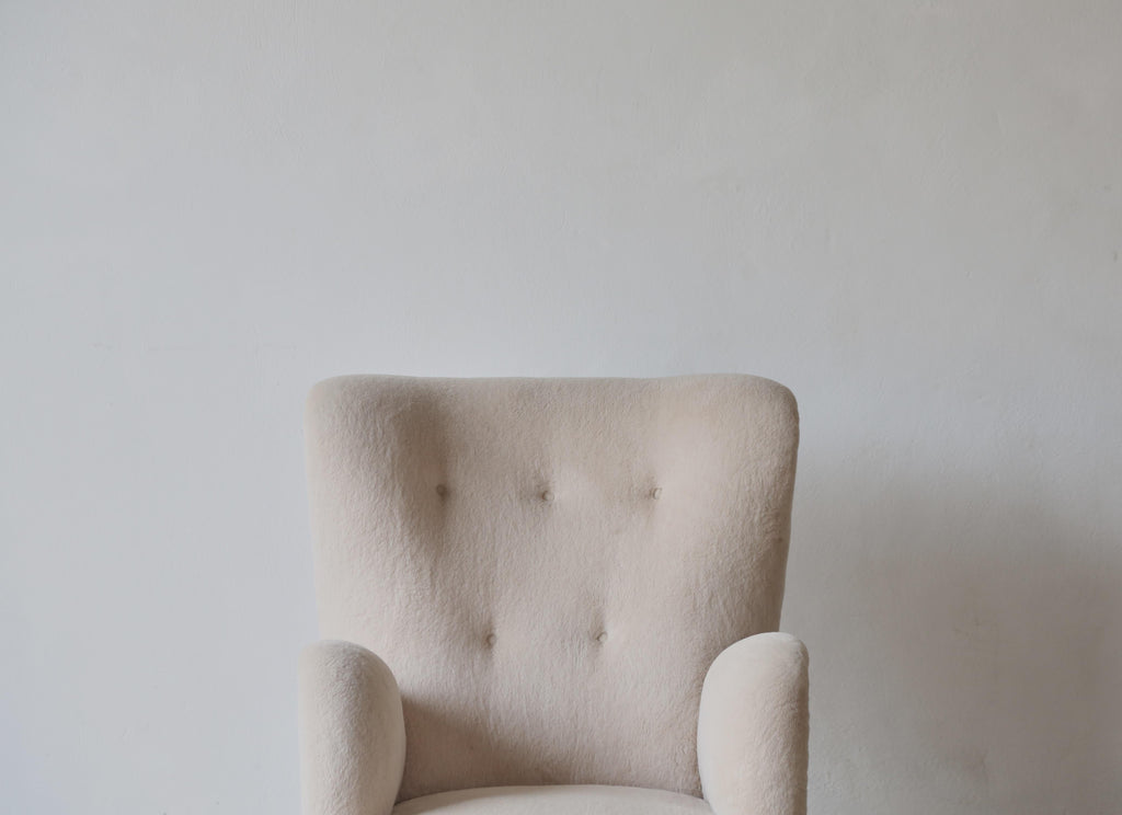 https://a.1stdibscdn.com/high-back-arm-chairs-upholstered-in-pure-alpaca-for-sale-picture-4/f_22593/f_397344421715803916761/High_Tall_Back_Chair_Stone_Alpaca_Single_3_24_1_master.jpg