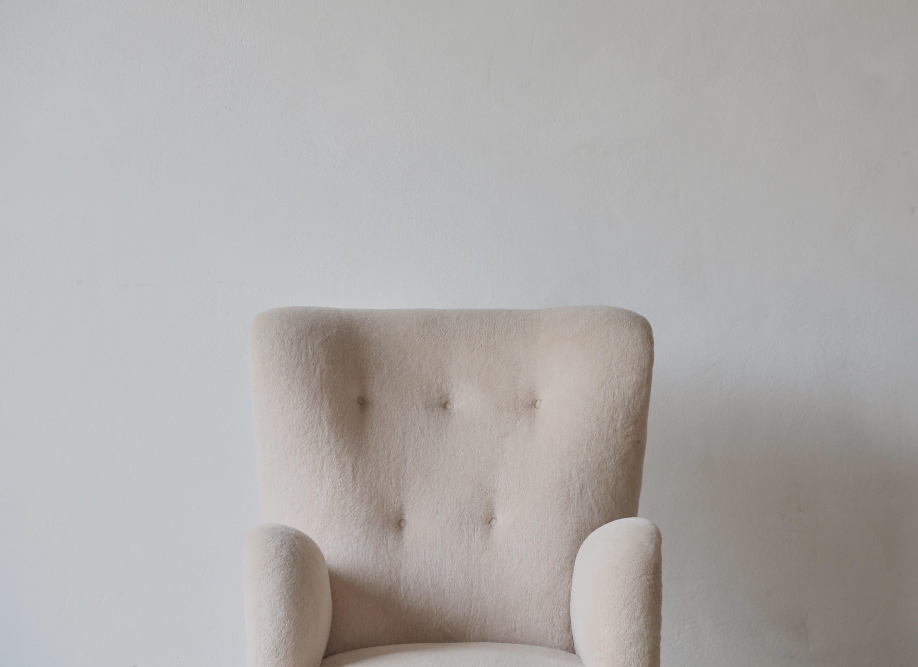 https://a.1stdibscdn.com/high-back-arm-chairs-upholstered-in-pure-alpaca-for-sale-picture-4/f_22593/f_397344421715803916761/High_Tall_Back_Chair_Stone_Alpaca_Single_3_24_1_master.jpg