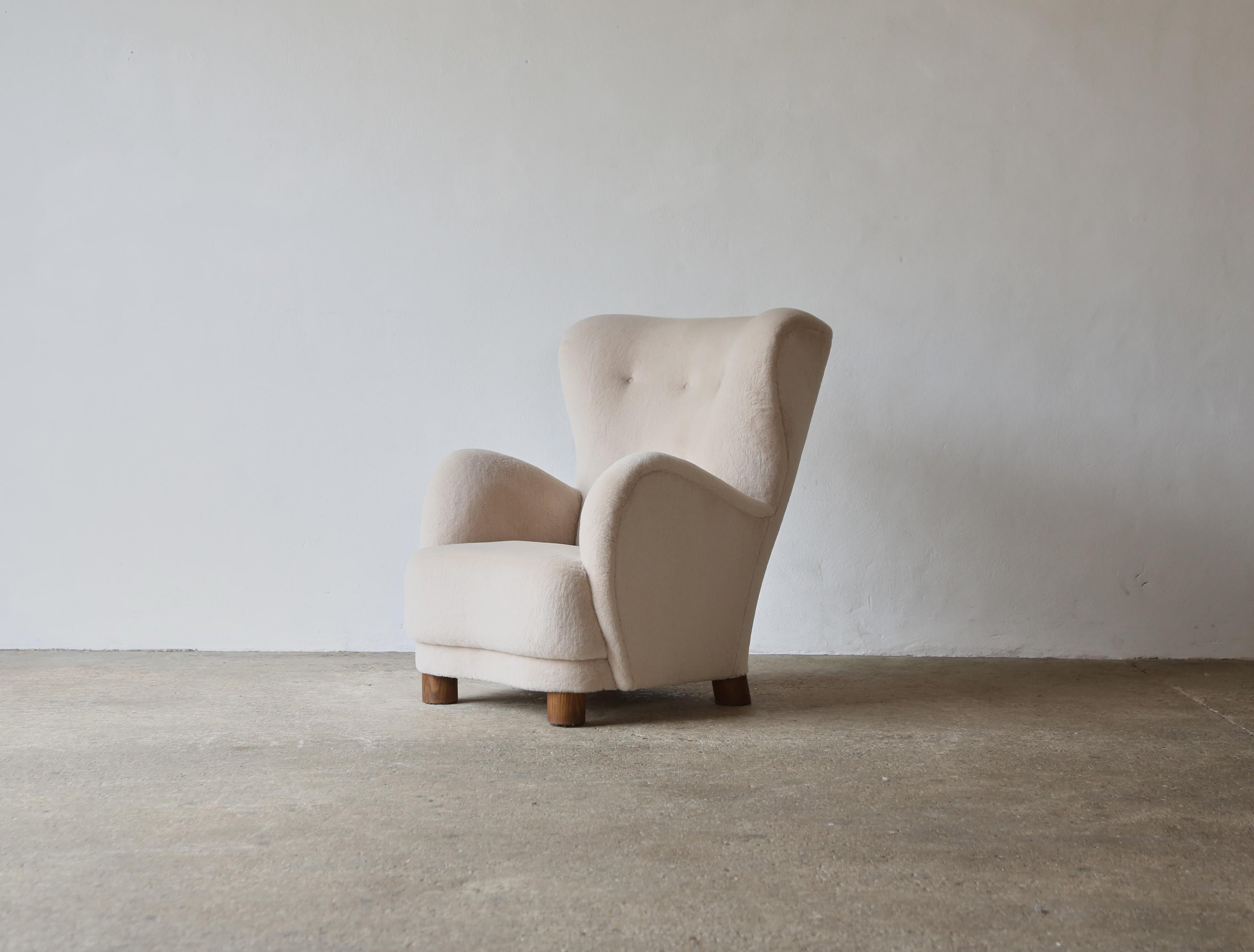 https://a.1stdibscdn.com/high-back-arm-chairs-upholstered-in-pure-alpaca-for-sale-picture-2/f_22593/f_397344421715803901817/High_Tall_Back_Chair_Stone_Alpaca_Single_3_24_6_master.jpg