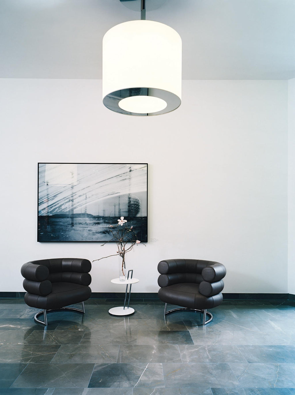 https://a.1stdibscdn.com/classicon-bibendum-armchair-in-leather-white-with-chrome-frame-by-eileen-gray-for-sale-picture-10/12330573/f_138493611551422124578/Holzherr_Bibendum_occasionaltable_3_3__master.jpg