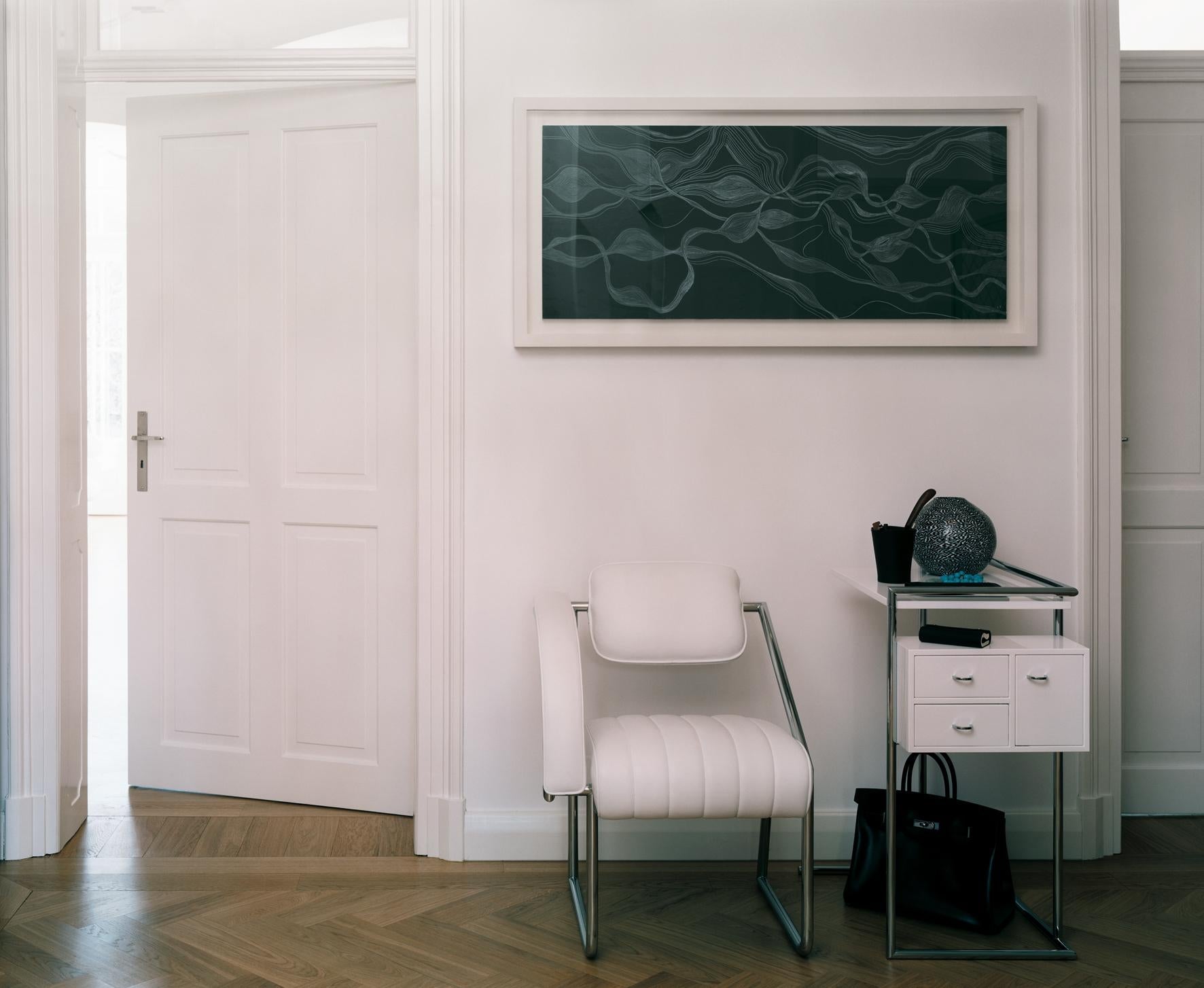 https://a.1stdibscdn.com/classicon-non-conformist-chair-in-white-leather-by-eileen-gray-for-sale-picture-2/12330573/f_138510011551435278526/Holzherr_NonConformist_PetiteCoiffeuse_2_master.jpg