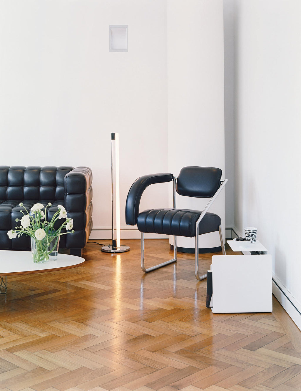 https://a.1stdibscdn.com/classicon-non-conformist-chair-in-white-leather-by-eileen-gray-for-sale-picture-7/12330573/f_138510011551435664684/Holzherr_NonConformist_Tubelight_DianaC_1__master.jpg