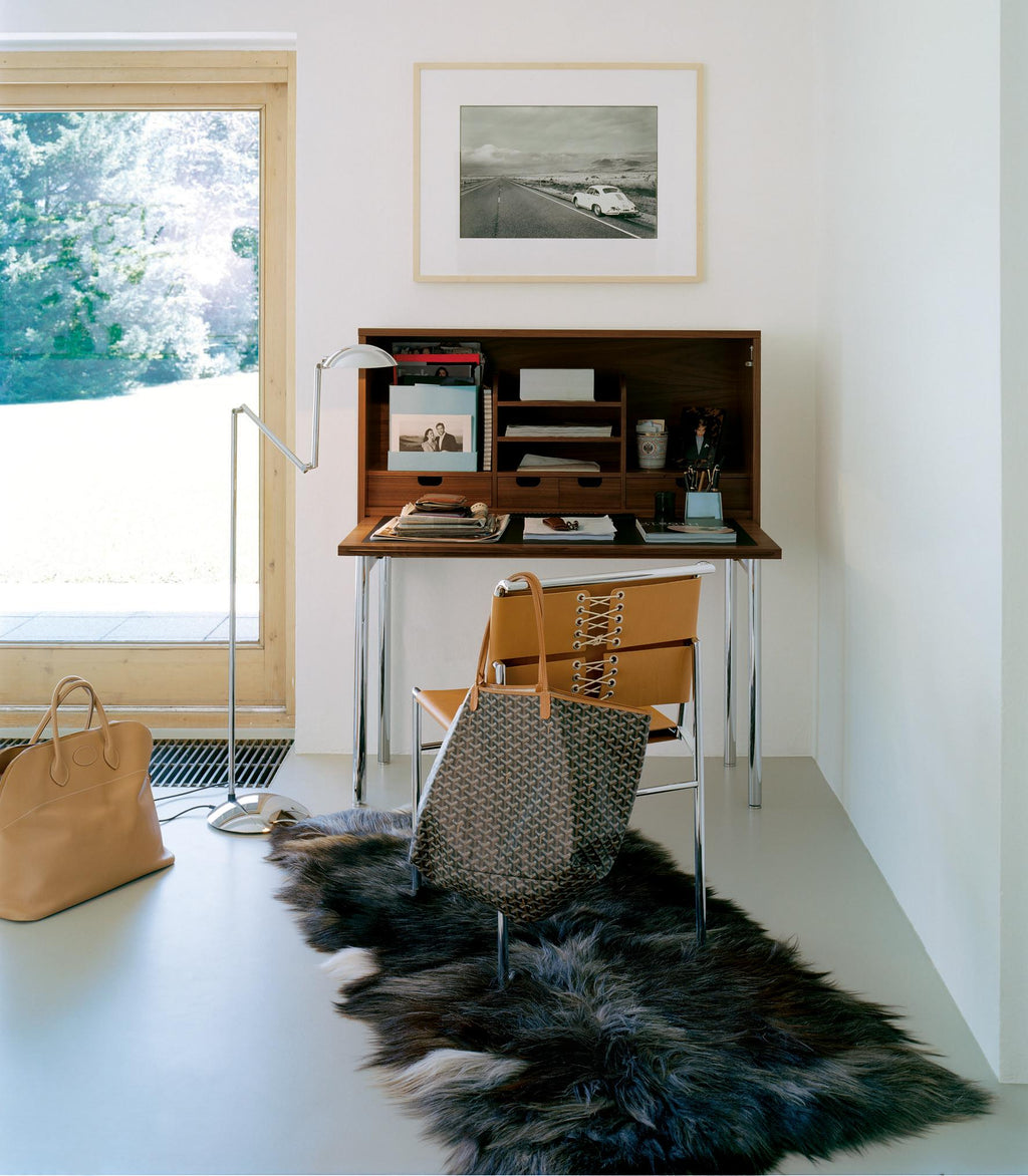https://a.1stdibscdn.com/classicon-roquebrune-chair-in-black-with-chrome-legs-by-eileen-gray-for-sale-picture-4/12330573/f_138515611551436533267/Holzherr_Orcus_alt_Roquebrune_Orbis_1__master.jpg